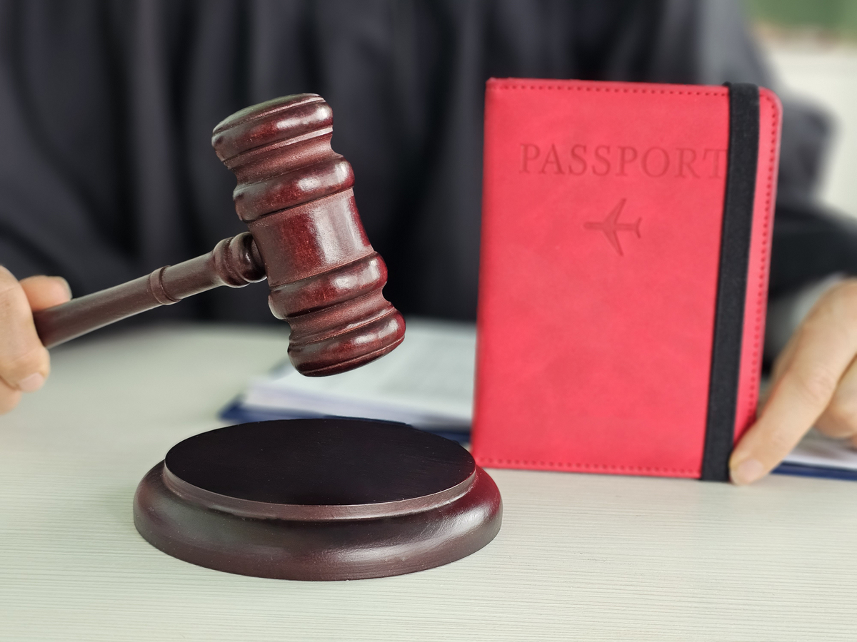 请用避免查重的方式描述下列文字：法官作出裁决之后其裁决文书是应当公开的这种公开不仅仅针对特定的当事人而是应当面向全体社会公众因为人们评价一个案件的裁决不应是捕风捉影以讹传讹而是针对一个真正的权威性的文本只有裁决文书向公众开放人们对于法院裁判的评价才具有正确性的前提才不至于在一个错误的、揣测的前提文本下进行才有助于通过相关评论得到正确的判断也才能促进法官撰写法律文书的质量更有助于提高法律裁量和裁决的