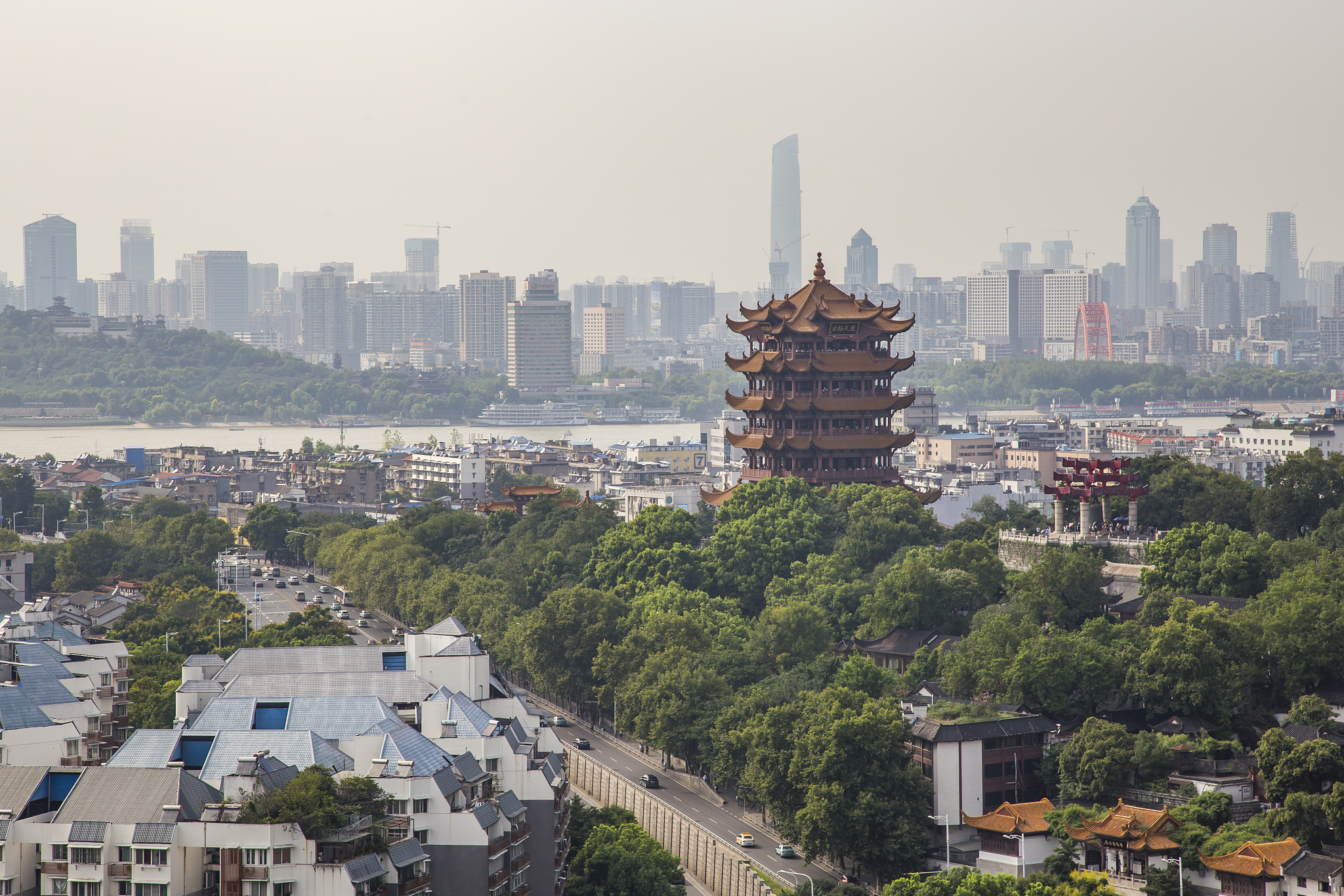 黄鹤楼与西湖：两大名胜的地理位置与文化魅力
