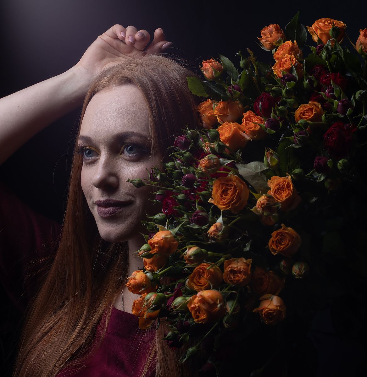 白色衣服的美丽女孩、黑色头发、玫瑰花海、动漫