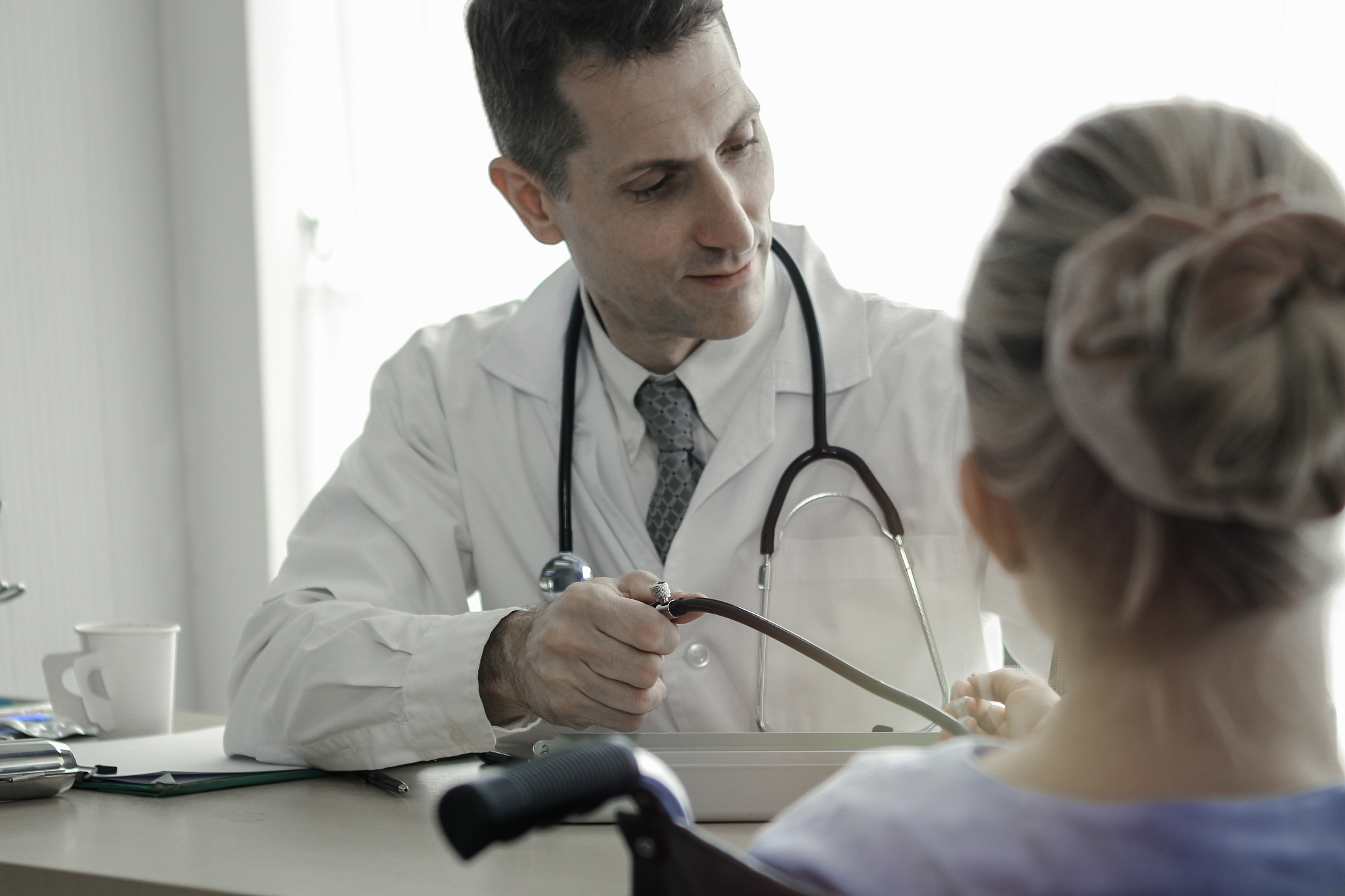 doctor using blood pressure gauge to checking blood pressure, do