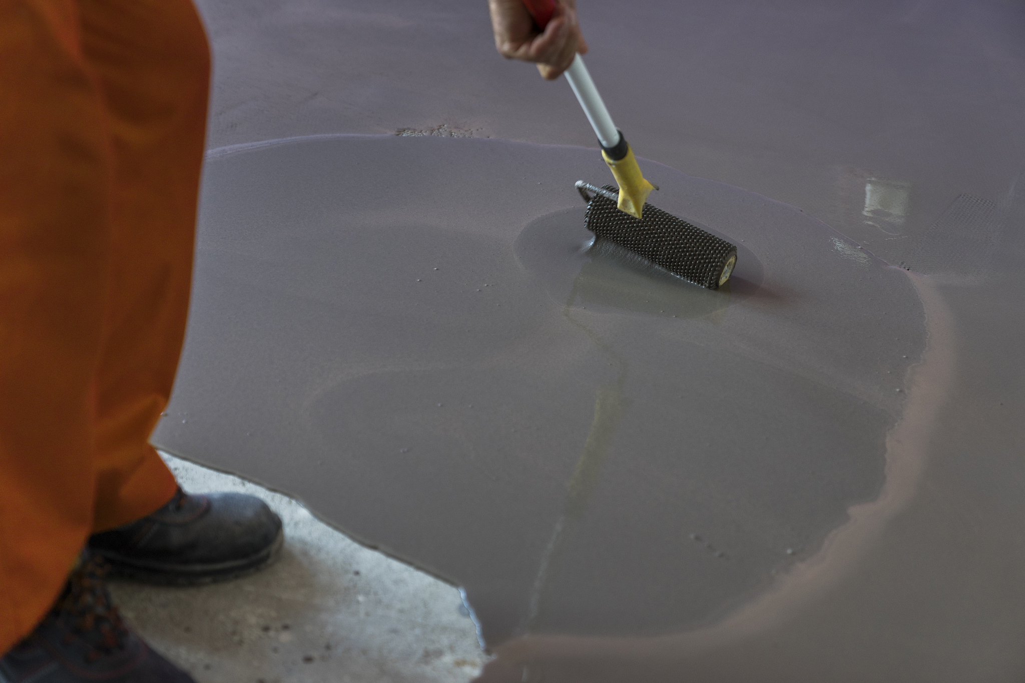 翻译
Dust shall not be permitted to accumulate on the floor or on ledges outside of an abrasive blasting enclosure.
