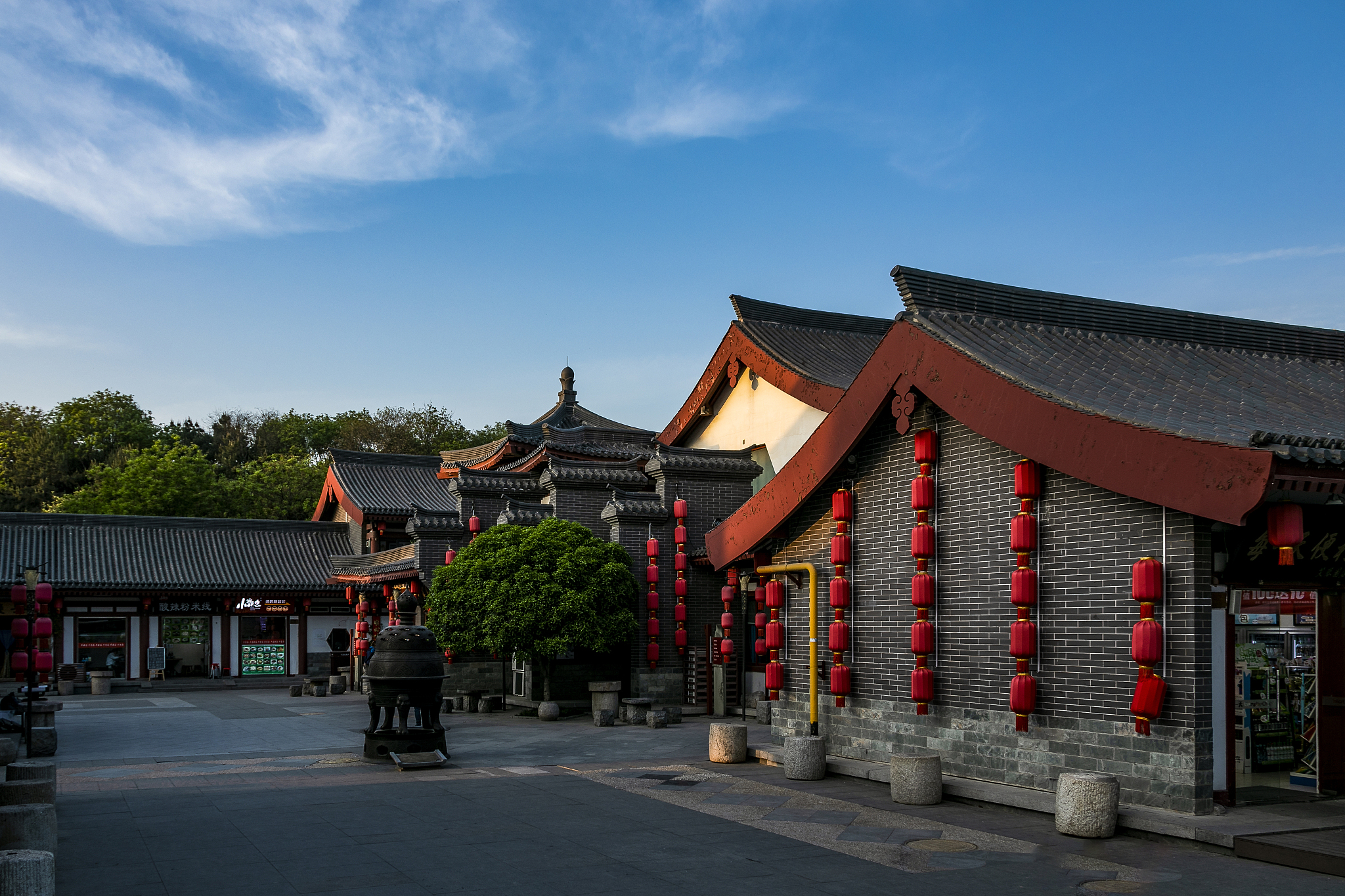 我们4个人去咸阳玩 坐高铁去 需要去福园巷子、吃汇通面、还有什么值得去玩的帮我规划一下一天的线路和时间安排