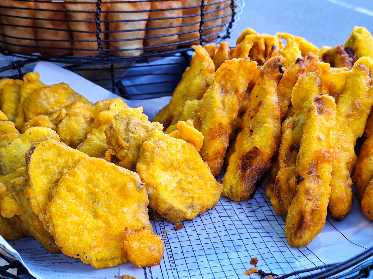 如何炸出酥脆美味：五成油温小火炸制