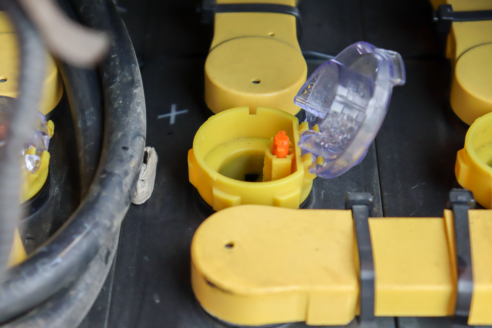 前移式叉车电池寿命：影响因素与延长方法