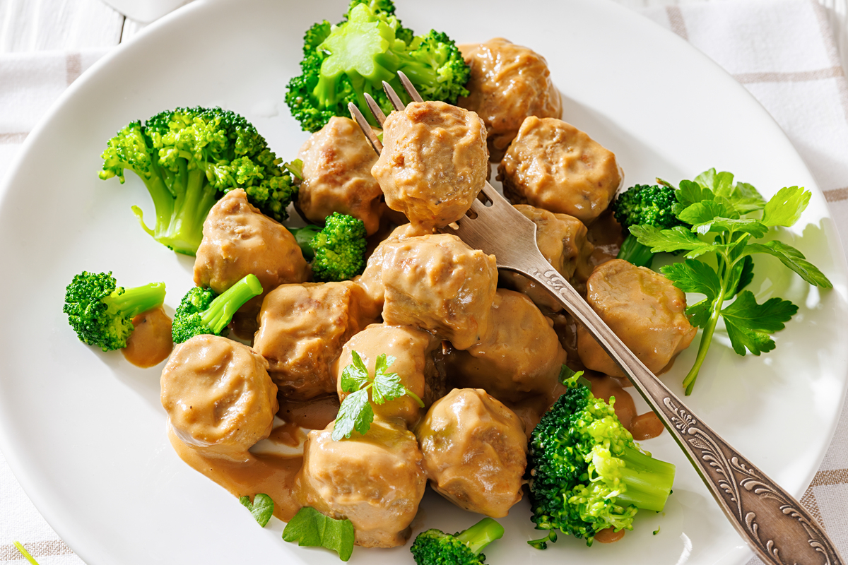 奶油炖肉配西兰花和面包的勃艮第肉<strong>丸</strong>