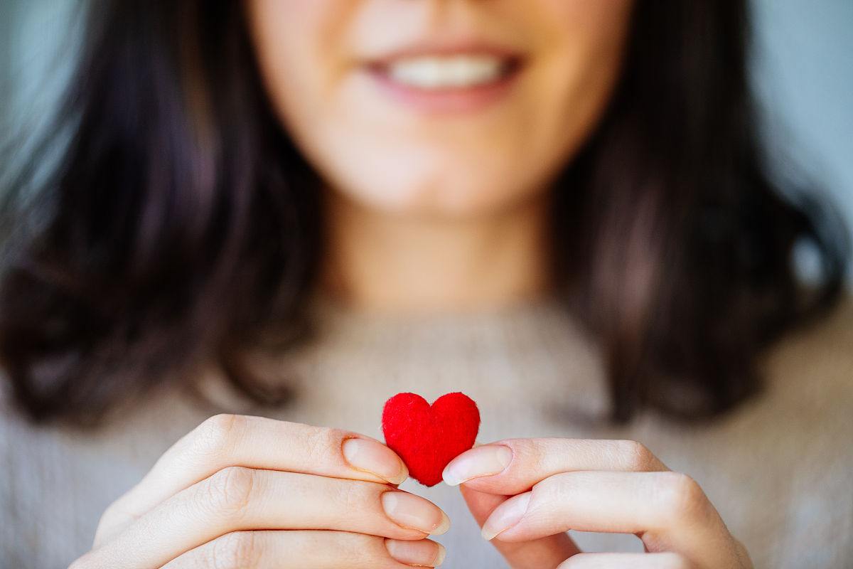 如何帮助从小缺乏爱的女性：实用建议和资源