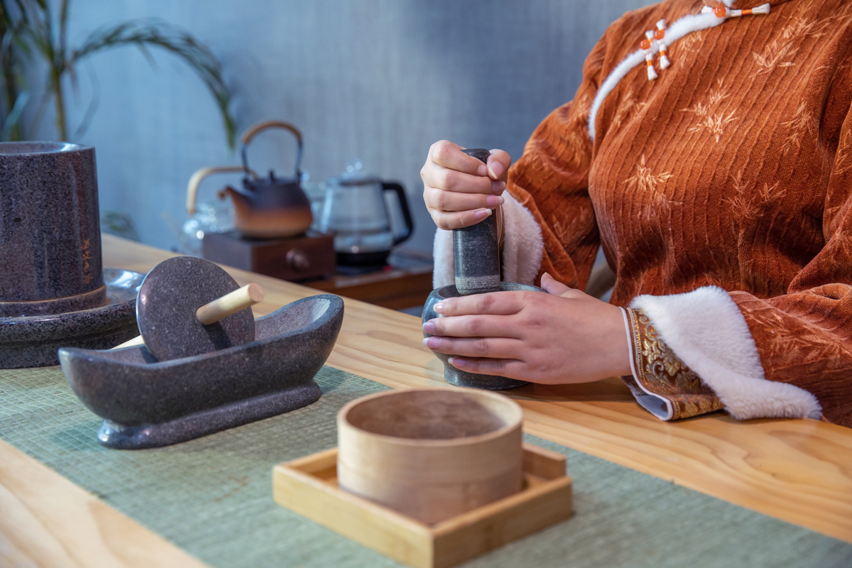 围炉烤茶：冬季放松解压的传统茶文化活动