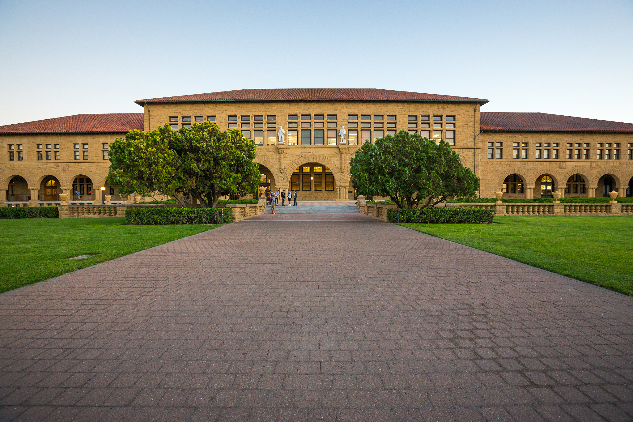 你是一个资深的资料搜集师能够准确搜索网络资料并且熟练掌握python爬虫请你按照httpsmpweixinqqcomssidxAMdaIOGVhjxaSbVdLQ这个公众号里面的内容和格式为我寻找斯坦福大学相关资料并将其整理后给我请尽可能的详细请继续按照链接里面的格式将链接里面麻省理工大学的资料内容换为斯坦福大学的资料将斯坦福大学的外文名简称创办时间创办人校训近两年大学排名办学性质学校类别学期制度