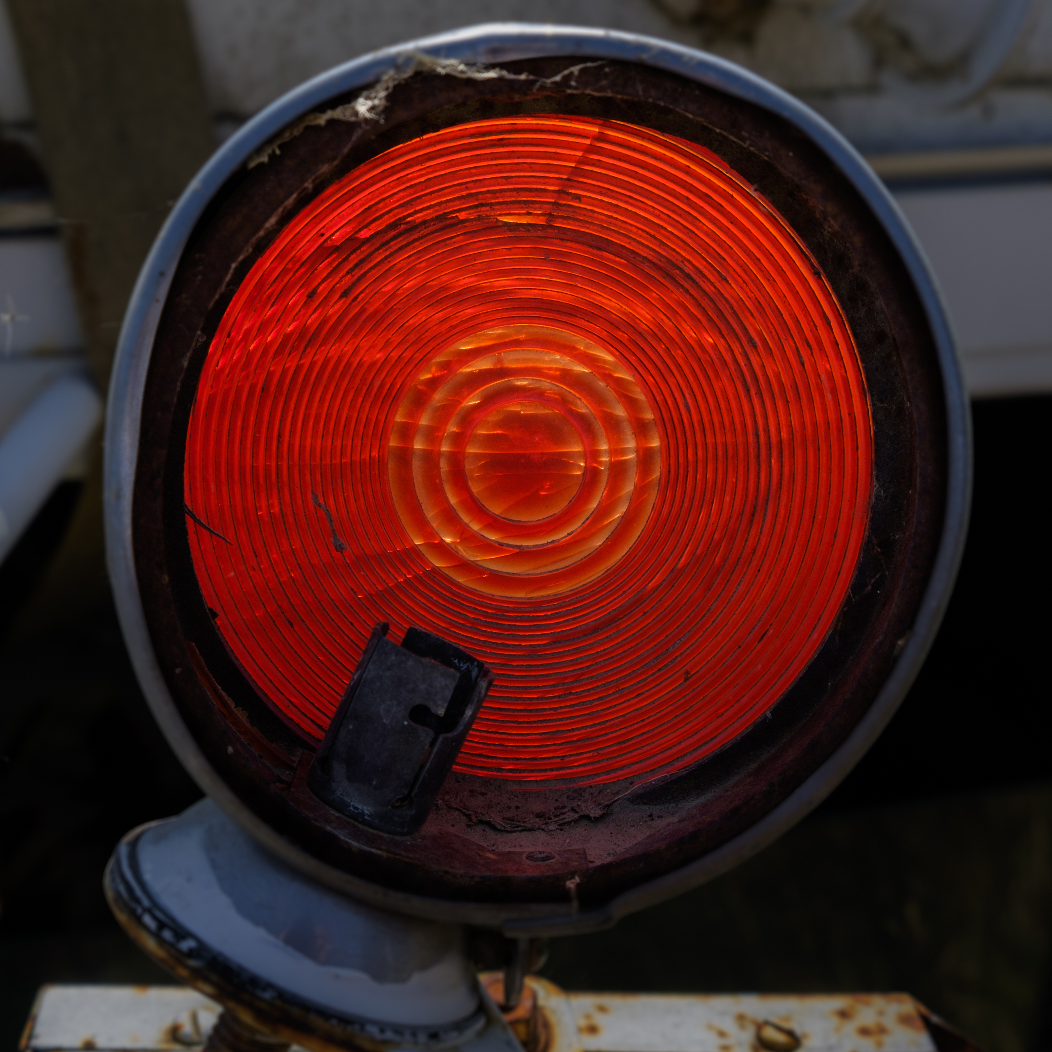 车载防爆应急灯：汽车安全必备，提高可见度和警示效果