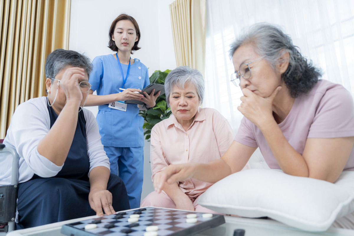 重庆市医药卫生学校老年人服务与管理专业招生简介 - 培养专业人才，服务老年群体