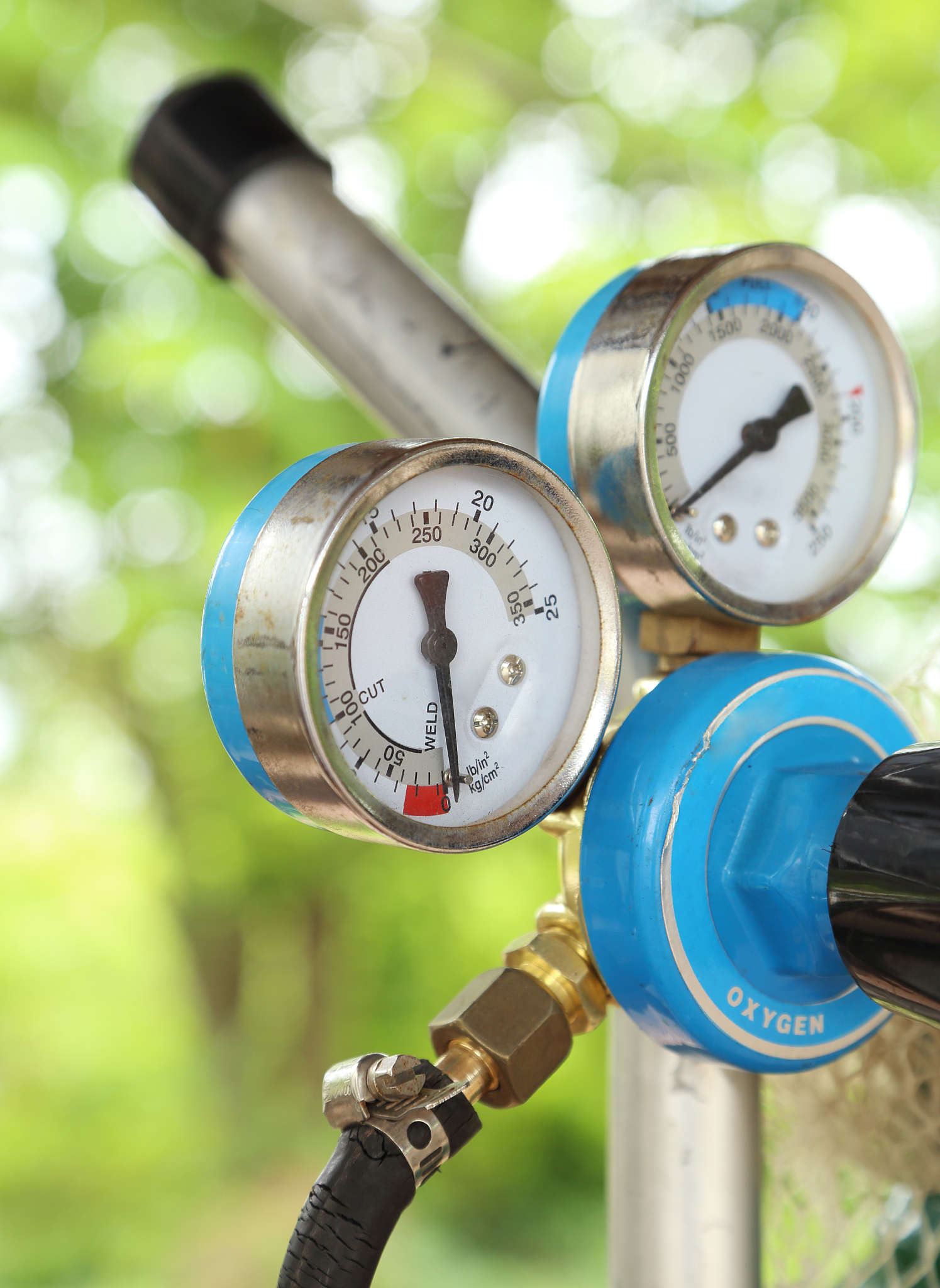 翻译
Never use liquid filled gauges with strong oxidizing agents, such as oxygen, chlorine, or nitric acid.