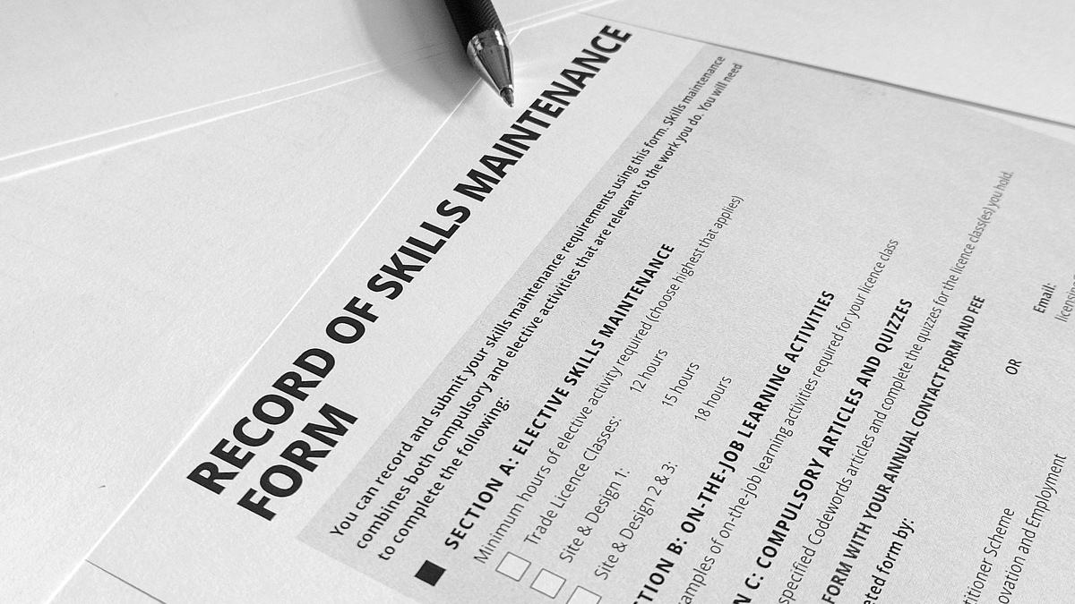 用英语写一封求职信要求如下假设你是Li Ming 根据下列内容写一封求职信。写信日期：2023年3月10日内容：1从2023年3月8日在《中国日报》上获悉ABC公司招聘总经理助理职位的信息；2毕业于上海学院注：专业自拟获得几种技能证书；3曾在DDF公司兼职熟悉办公室工作熟练使用电脑；4随信附上简历；5希望能获得面试机会。