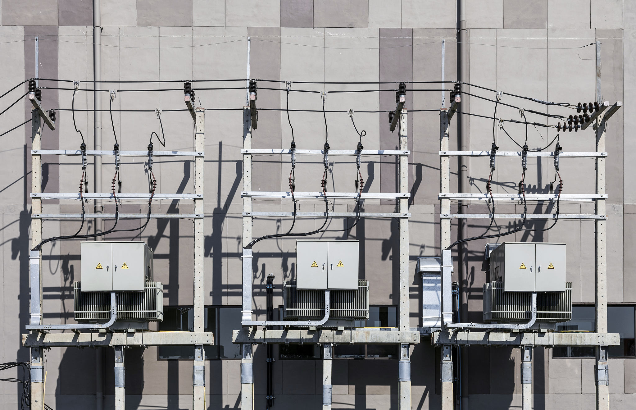 论文润色近年来光伏、风电等新能源在电网中的渗透率不断提高导致电力系统呈现出低阻尼和低惯量特性严重影响了电力系统的安全稳定运行。根据并网的方式不同并网变流器可以分为跟网型和构网型两种方式。跟网型变流器通过锁相环跟踪电网的相位和频率在故障期间可向电网注入指定的有功电流和无功电流。随着电网强度的降低跟网型变流器无法准确的追踪电网信息容易发生暂态失稳。因此构网型变流器得到了众多学者的广泛关注。构网型变流器