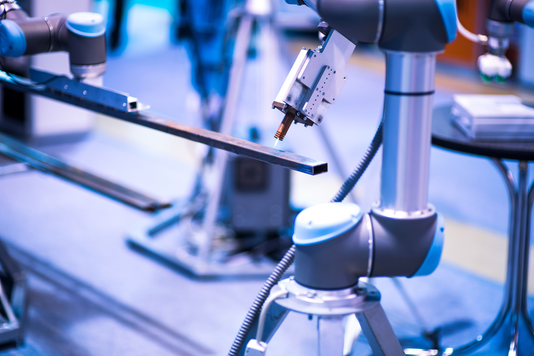 automatic robotic arm for metal welding operations