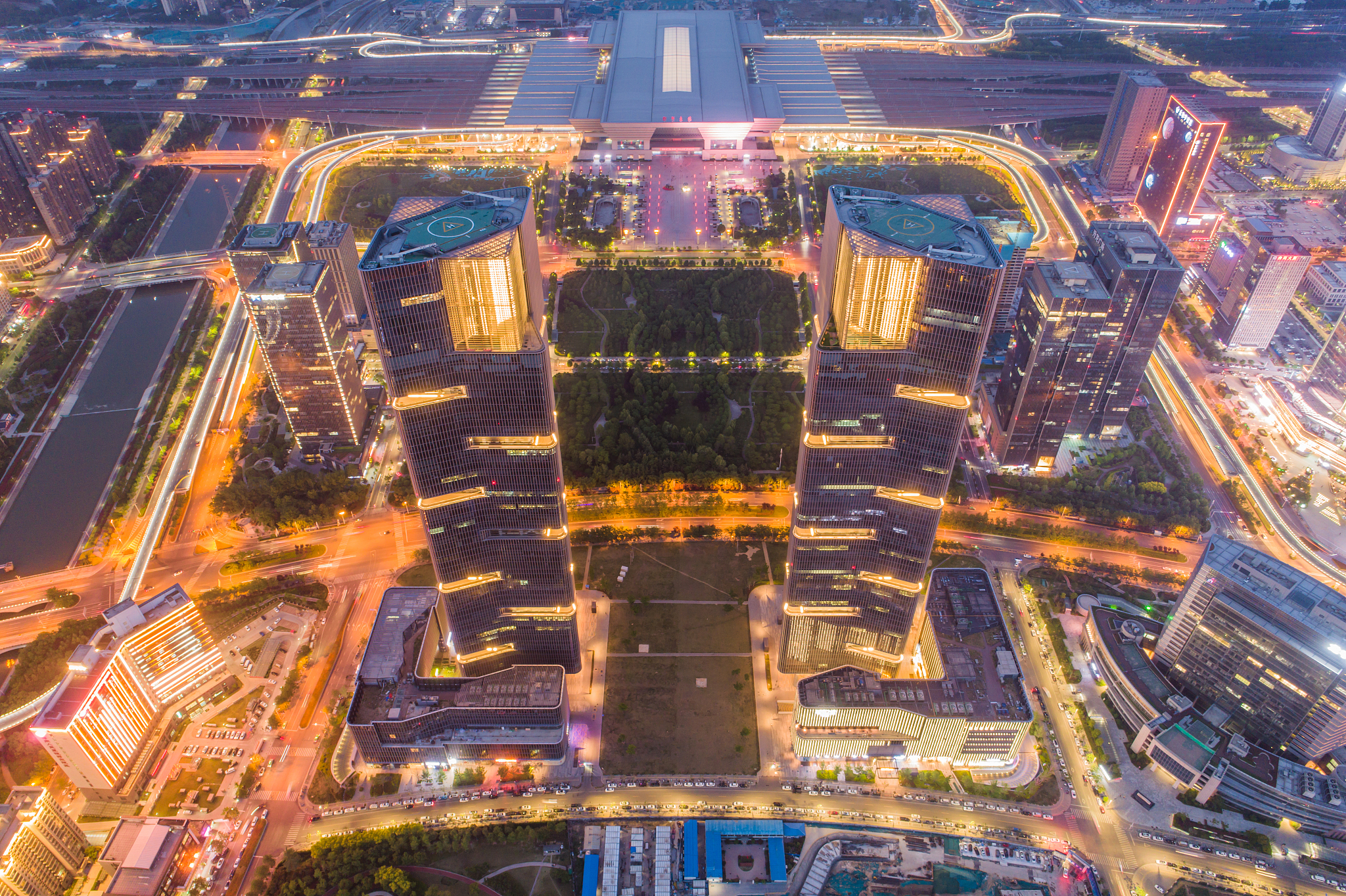 航拍河南郑州东站高铁站双子楼双子塔夜景