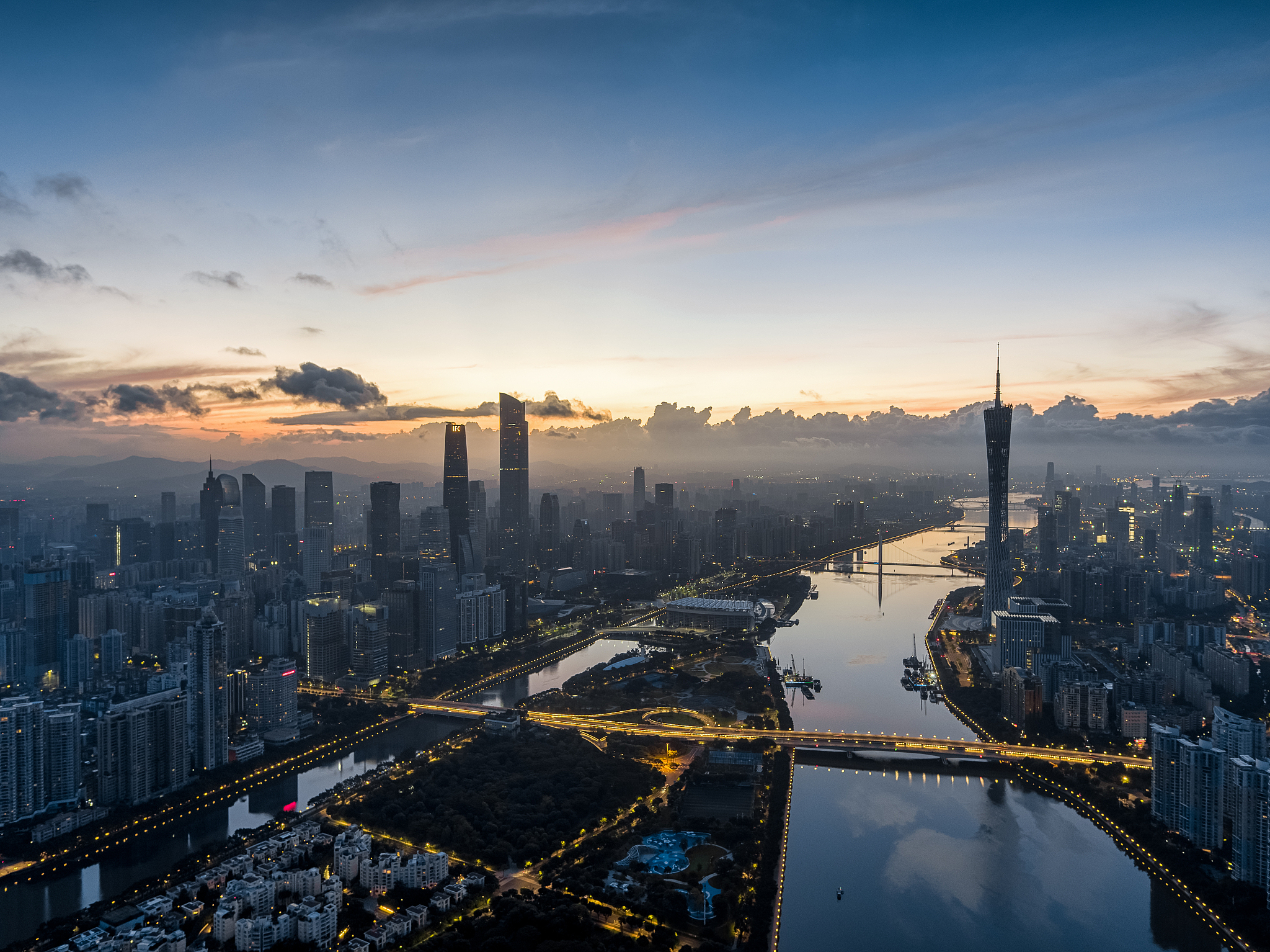 航拍视角下的广州城市天际线日出晨曦