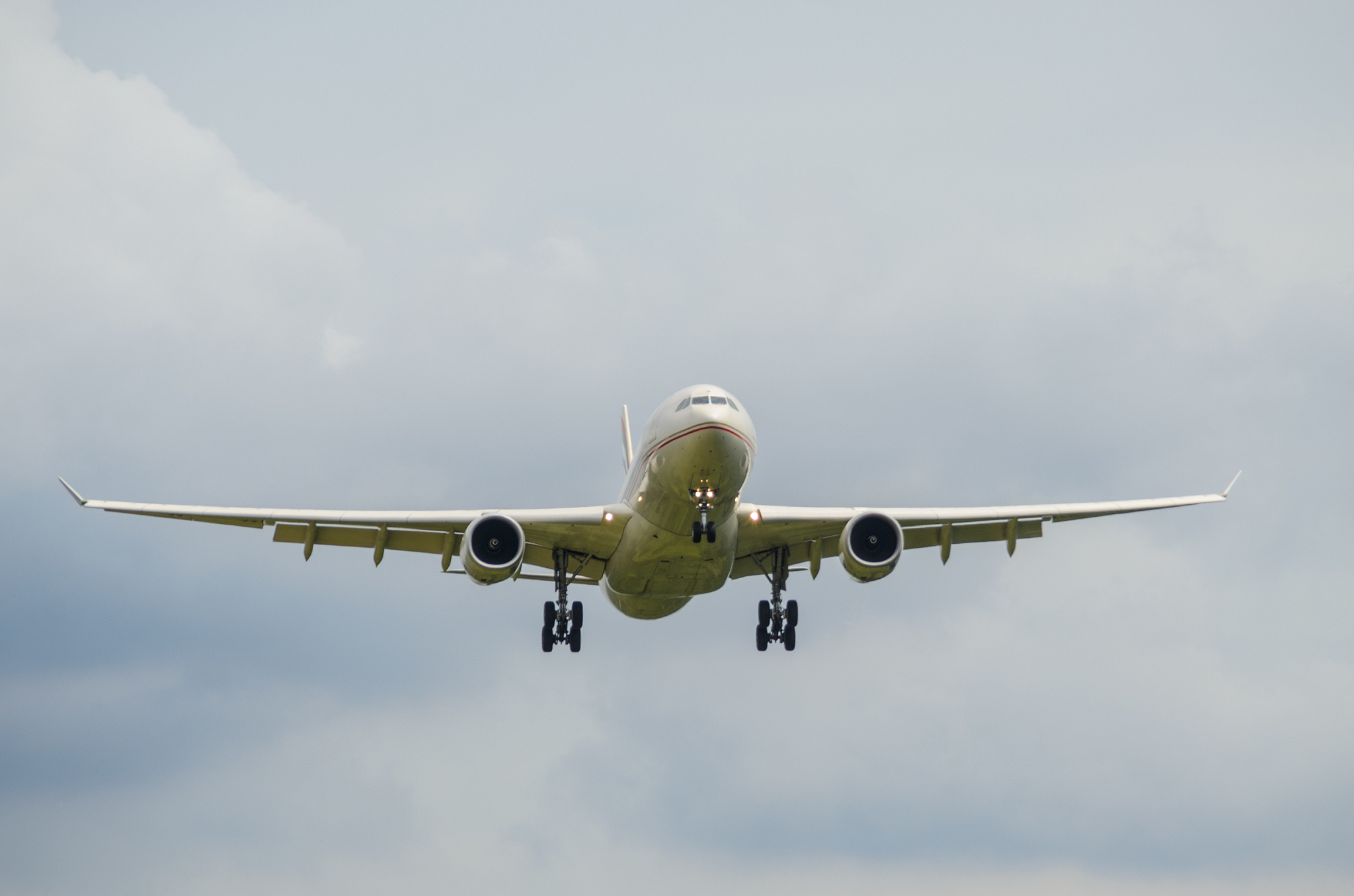 初中生可以报考贵阳航空学校航空专业吗？