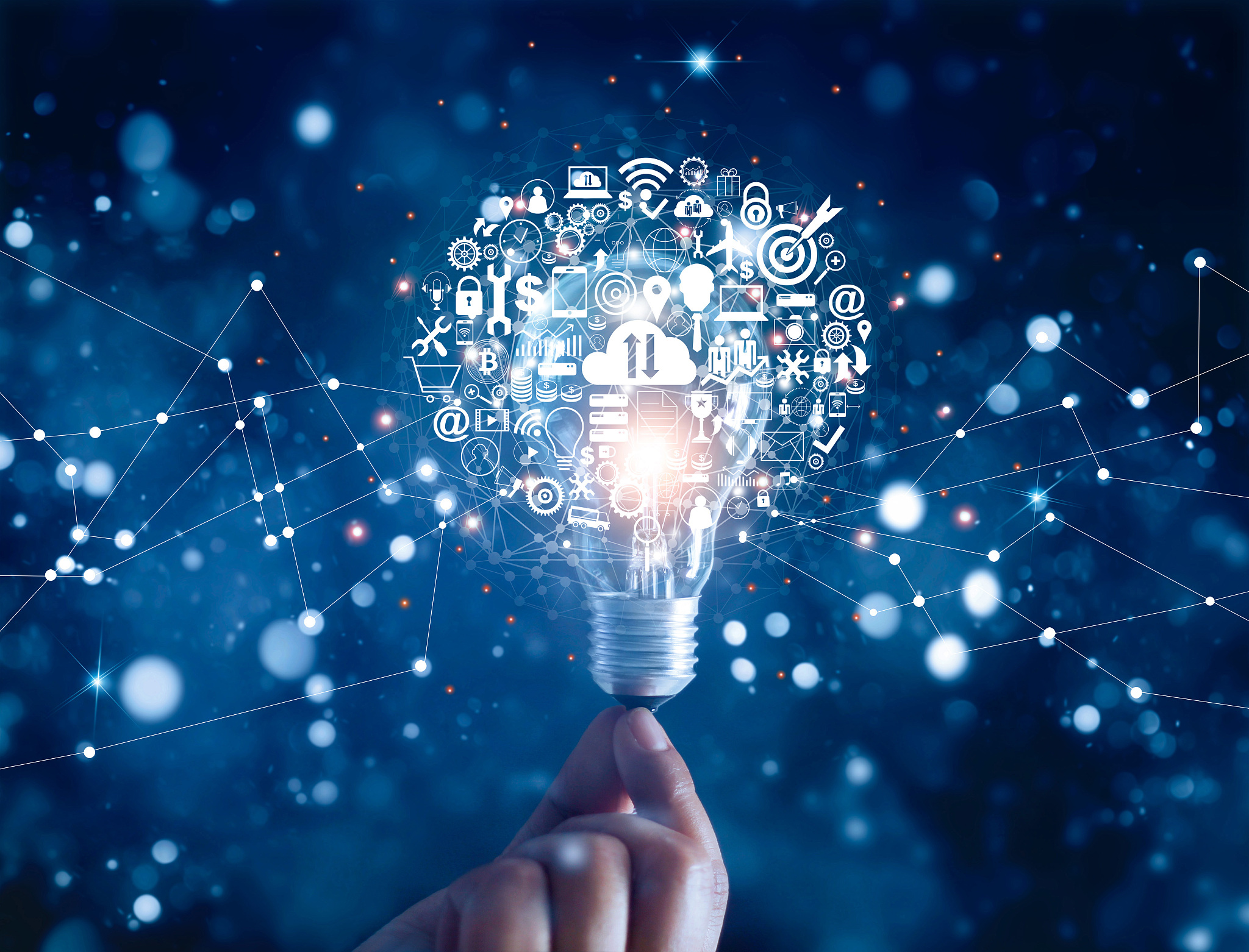 hand holding light bulb and business digital marketing innovatio