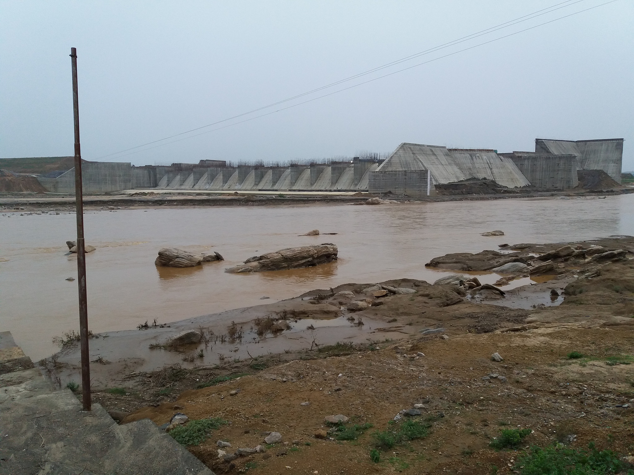 8月2日根据气象情况牡丹江地区的降雨持续加强导致铁岭河水位快速上涨并且流速过快造成菌业公司旁的河堤出现部分损毁。为了保护菌业公司内国有资产及厂区内牡丹江职业技术专修学院广大师生的安全。菌业公司经过充分的研究和讨论决定对厂区旁的河道进行加固以让其恢复到原有高度。扩张开来写一写
