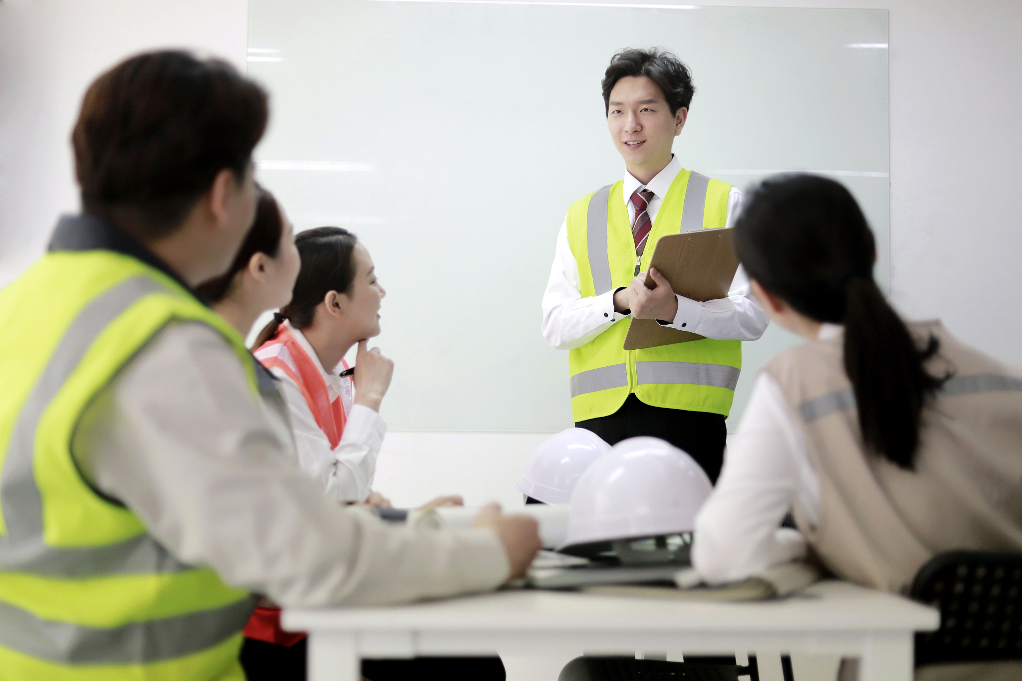 德州普利森职业中等专业学校招生专业：机械、电子信息、汽车、建筑等