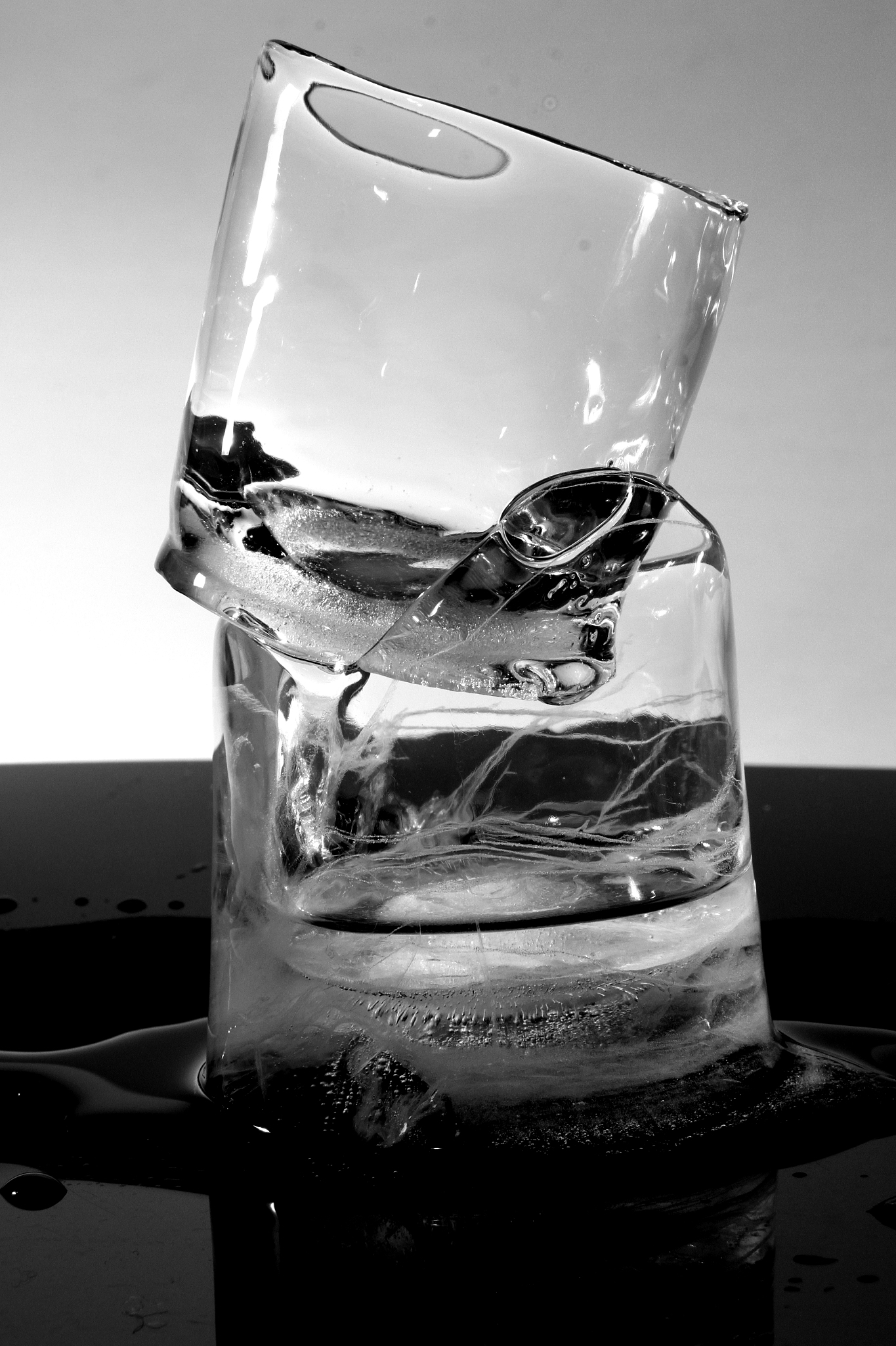 一块冰浮在盐水中冰融化后其液体将上升还是降低还是不变还是无法判断该题目有物理公式