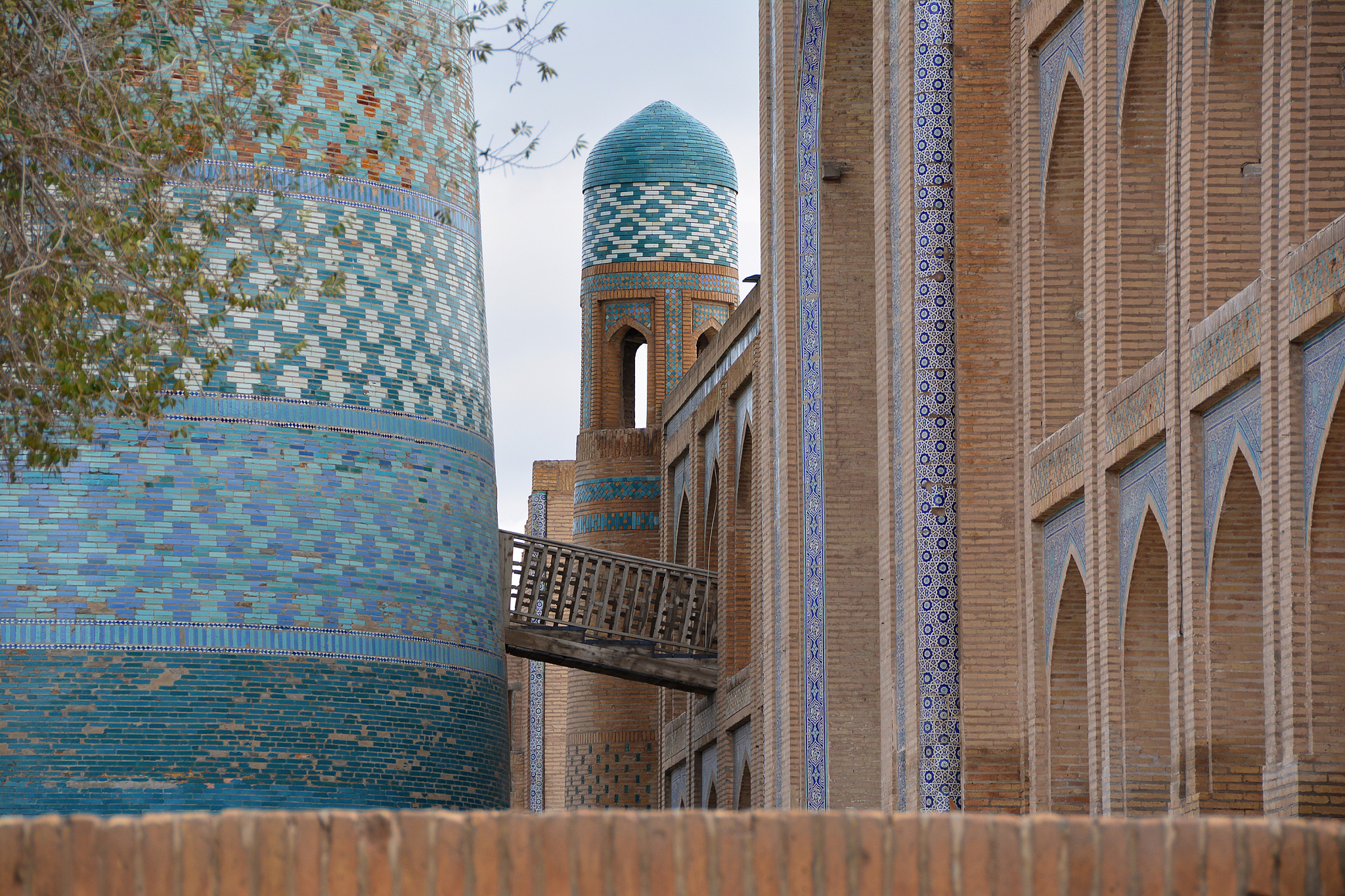 简化写成英文短句3宗教对巴基斯坦建筑的影响以伊斯兰教为例：伊斯兰传统艺术对巴基斯坦公共艺术的发展产生了深远的影响伊斯兰教于公元8世纪传入巴基斯坦地区为当地艺术家带来了新的视角和风格。 伊斯兰艺术注重几何形状和装饰这在巴基斯坦的建筑、陶瓷和纺织品中得到了体现。 例如莫卧儿帝国时期的建筑如拉合尔堡和巴达夫·辛格的清真寺展示了伊斯兰传统艺术与当地文化的融合。 这些建筑以其华丽的装饰、精心设计的拱门和瓷砖