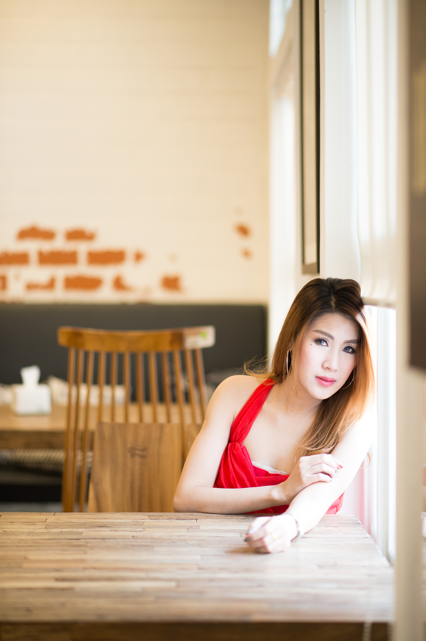 女人,自然美,注视镜头,咖啡店,垂直画幅,美,半身像,仅一个女人,<strong>美女</strong>