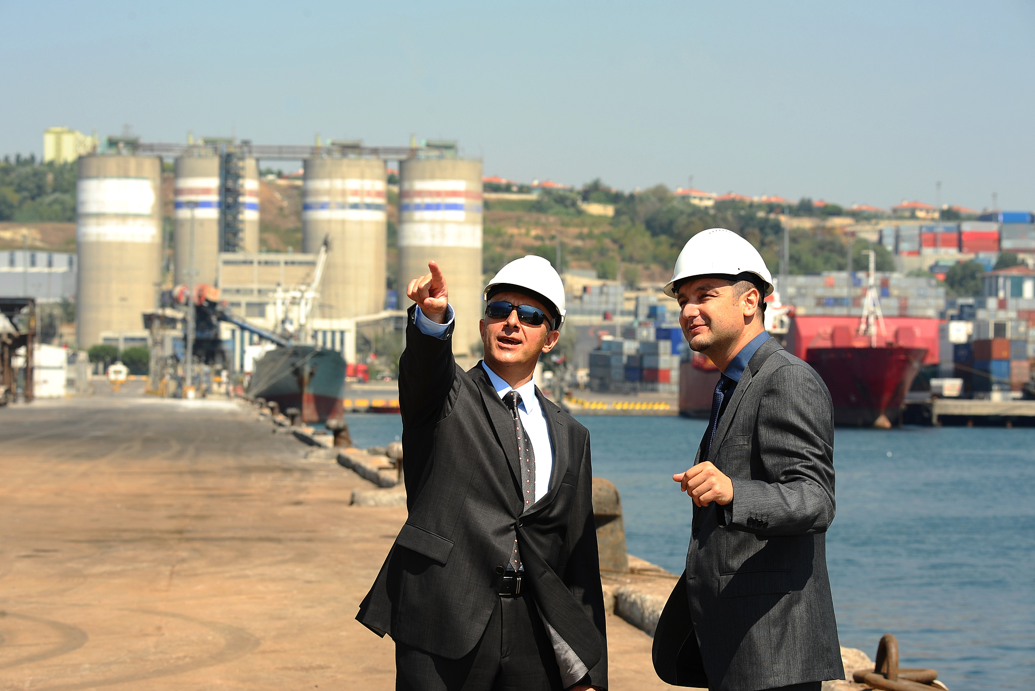 你是广东某货运代理公司的货运代理总监现在公司一名长期合作的大客户红星牌家电有一单出口货运业务由你负责。此客户将出口 3000 台洗消功能合一的洗碗机已经与买方商定本单买卖遵循 CIF 术语洗碗机于今年 11 月经远洋运输送到买家收货点。但是如何从红星牌家电位于佛山顺德的工厂出厂开始运送至买家收货点所有细节仍未敲定需要由你统筹并选定。结合以上案例撰写一篇关于本课程的课程报告