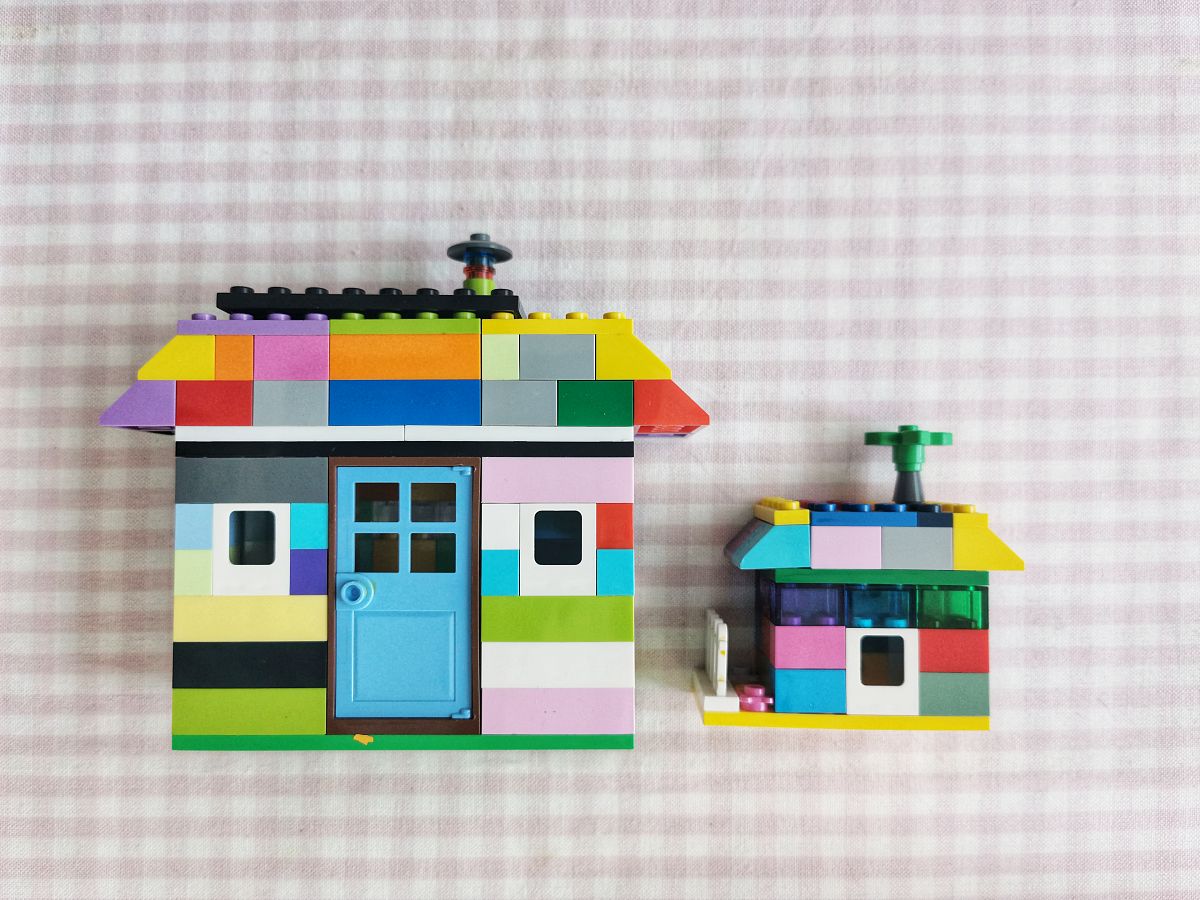 积木搭建成童年的城堡稚嫩的手幸福成长一块块方块拼接成幸福陪伴着我和弟弟的成长。以上面的结构为模板如何续写押韵的诗歌