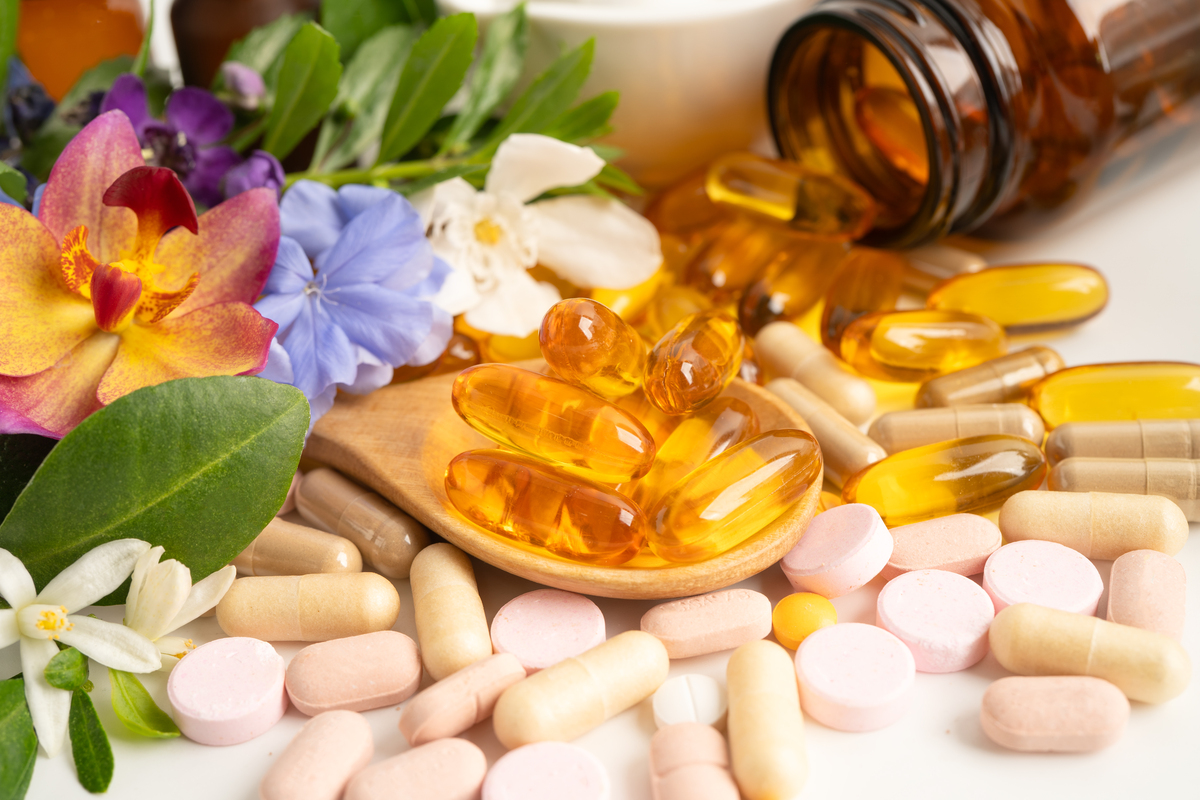 回答我几个问题：锌是什么、缺锌有什么影响？维生素B12是什么、缺维生素B12有什么影响？DHA是什么缺DHA有什么影响？