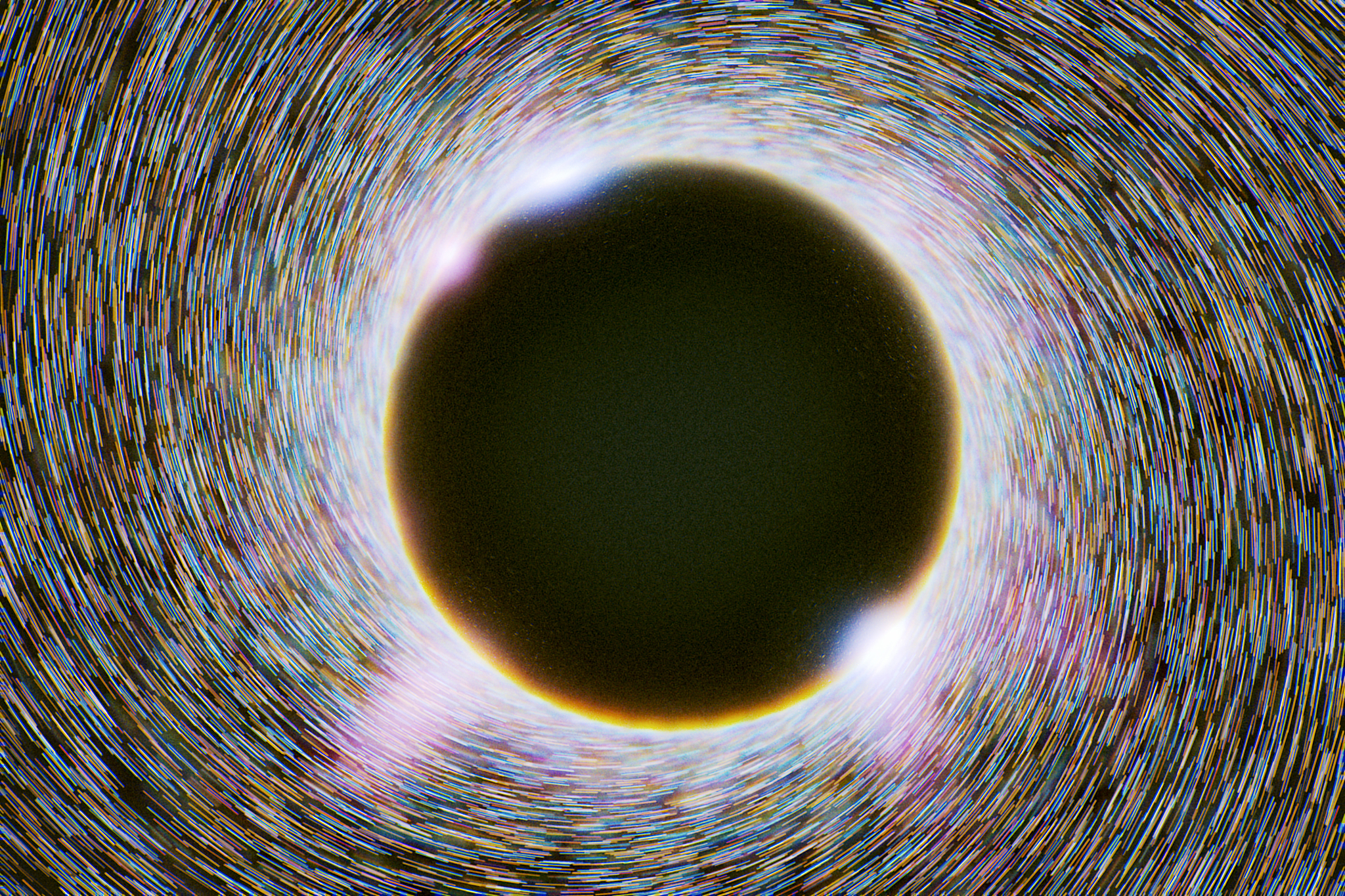 你好黑洞中心的奇异点质量有多大密度有多大？黑洞中心的奇异点质量和密度是极高的可以说是无限大。由于奇异点处的引力场超强所有物质都被吸入并集中在其周围形成了黑洞的事件视界。在事件视界内引力场非常强光线无法逃脱因此黑洞也被称为自然界中最可怕的牢笼。目前科学家还无法准确测量黑洞中心奇异点的质量和密度只能对其进行推测和研究。那要逃脱黑洞的引力需要多快的速度能不能计算出来？