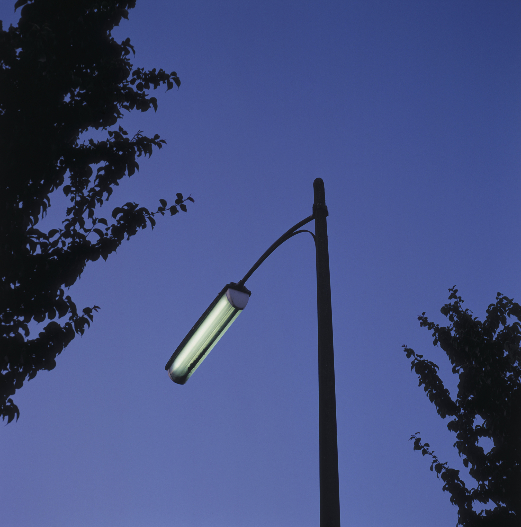 写一篇路灯改造方案路灯钠灯和LED灯对比