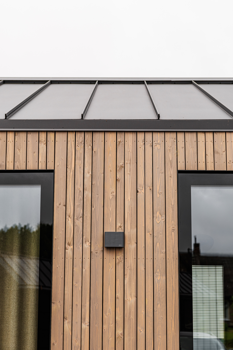 想在楼顶搭一个户外露台究竟是用塑木地板好还是碳化木好