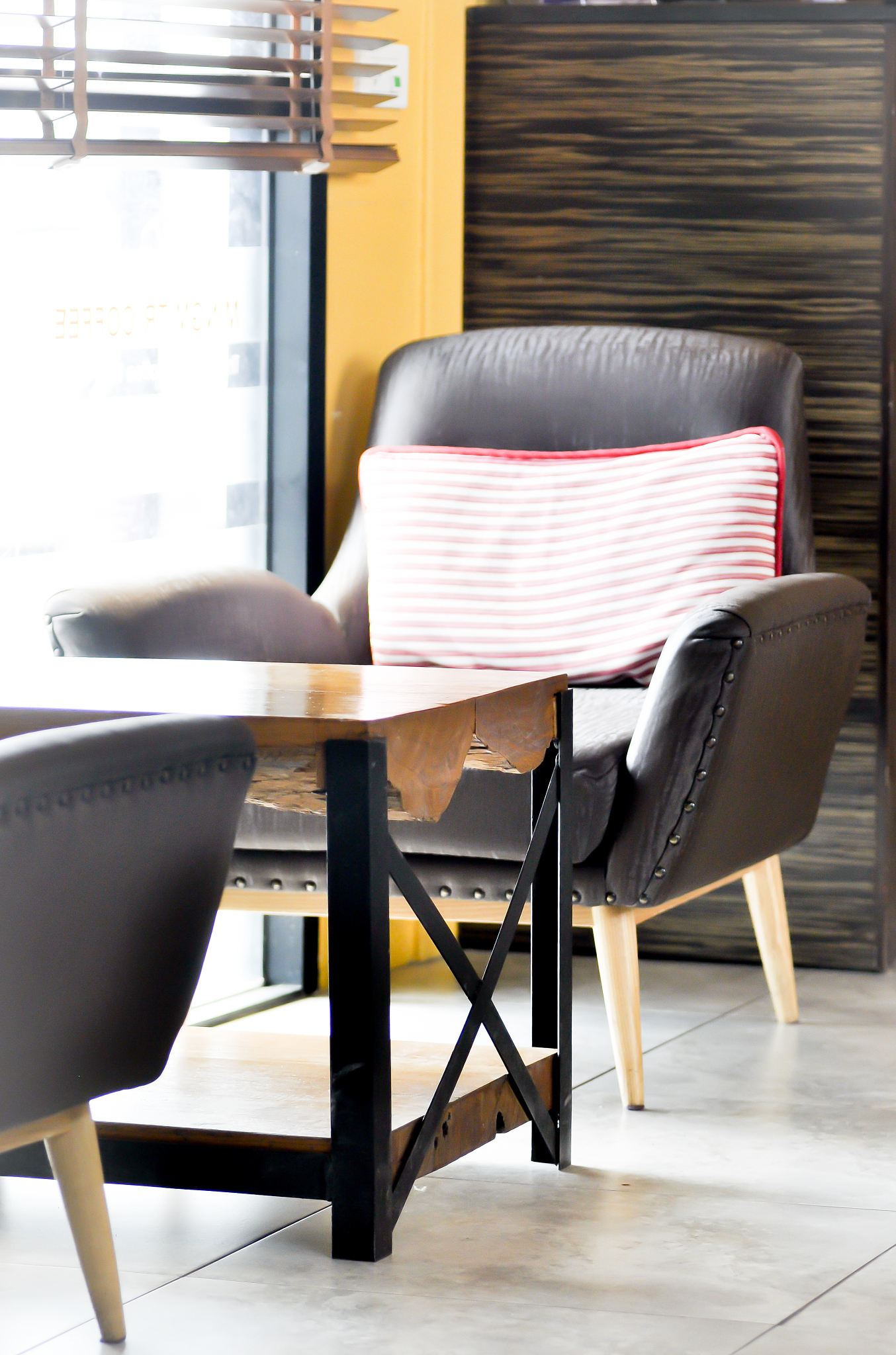 armchair,cushion,table