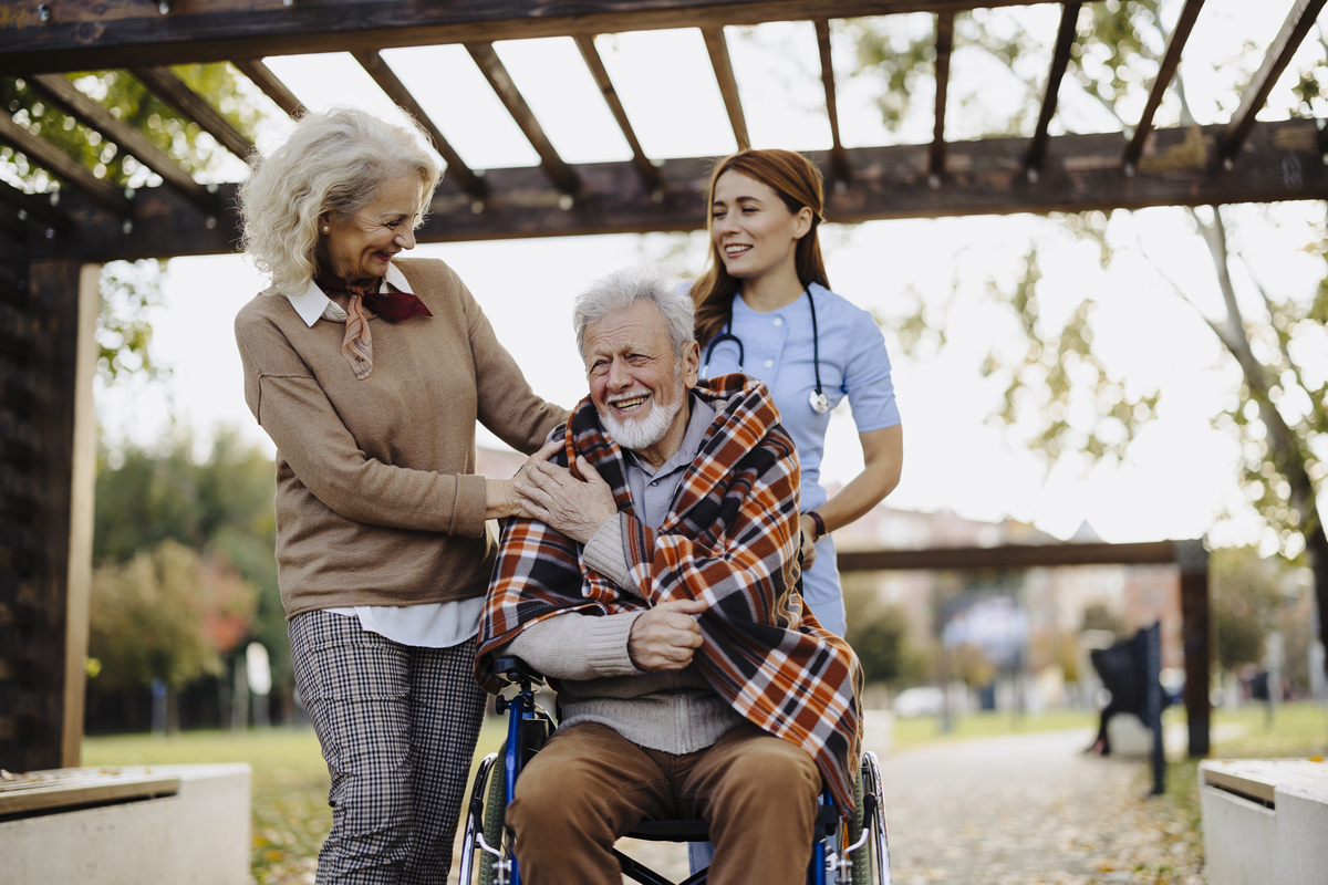 婚姻状况对老年人健康有着显著影响其中对男性老人健康更有利。婚姻杨清红2020采用深度访谈研究法研究老年健康的异质性问题发现有配偶的老年人健康状况较丧偶老人更佳。顾大男2003通过研究婚姻质量对高龄老年人健康状况的影响发现婚姻对于女性高龄老人健康的保护作用显著高于男性高龄老人但是高龄老人近期丧偶则对健康下降有恶化作用。进行文献综述