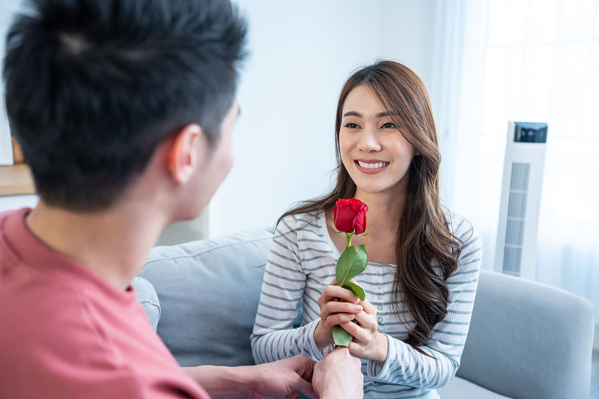 暗恋男同事，他回复'普通朋友关系'，我该怎么办？
