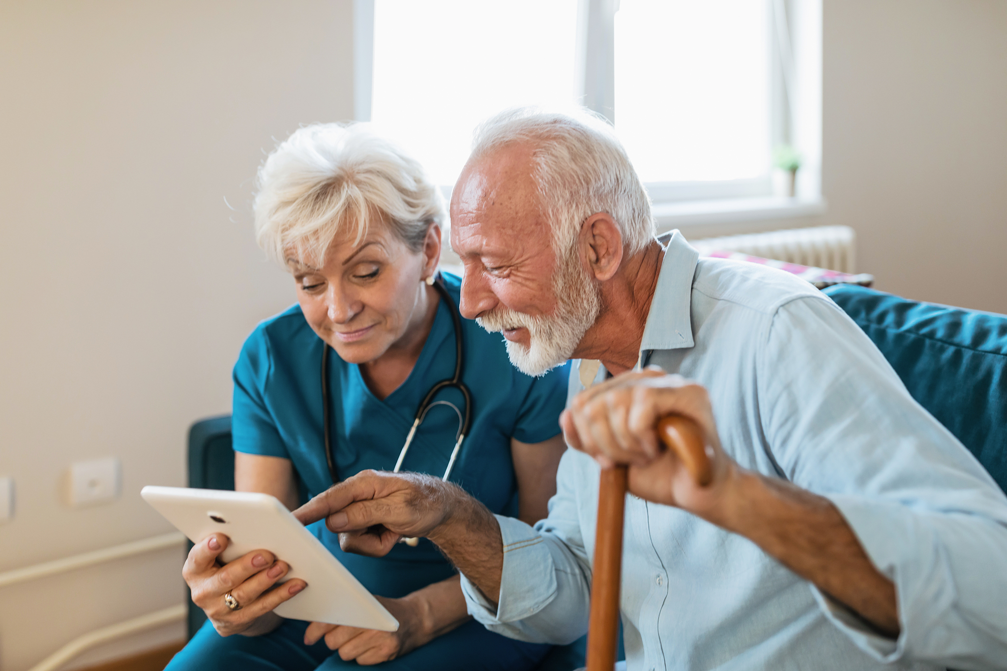 改写后面介绍：该片讲述了85岁高龄的林女士金英玉饰夹在扮演着孝子的儿子金永敏饰和如家人般的疗养护工朴成妍饰之间的故事。聚焦像外人的家人和像家人的外人讨论了是因为家人而一起生活还是因为一起生活而是家人的现实问题。