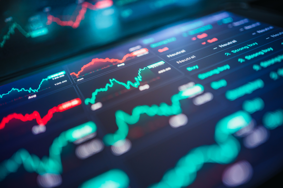 把以下英文翻译成中文：1 Renaissance Technologies Renaissance Technologies is a quantitative hedge fund that uses advanced mathematical models and algorithms to trade securities Its flagship Medallion fund uses h