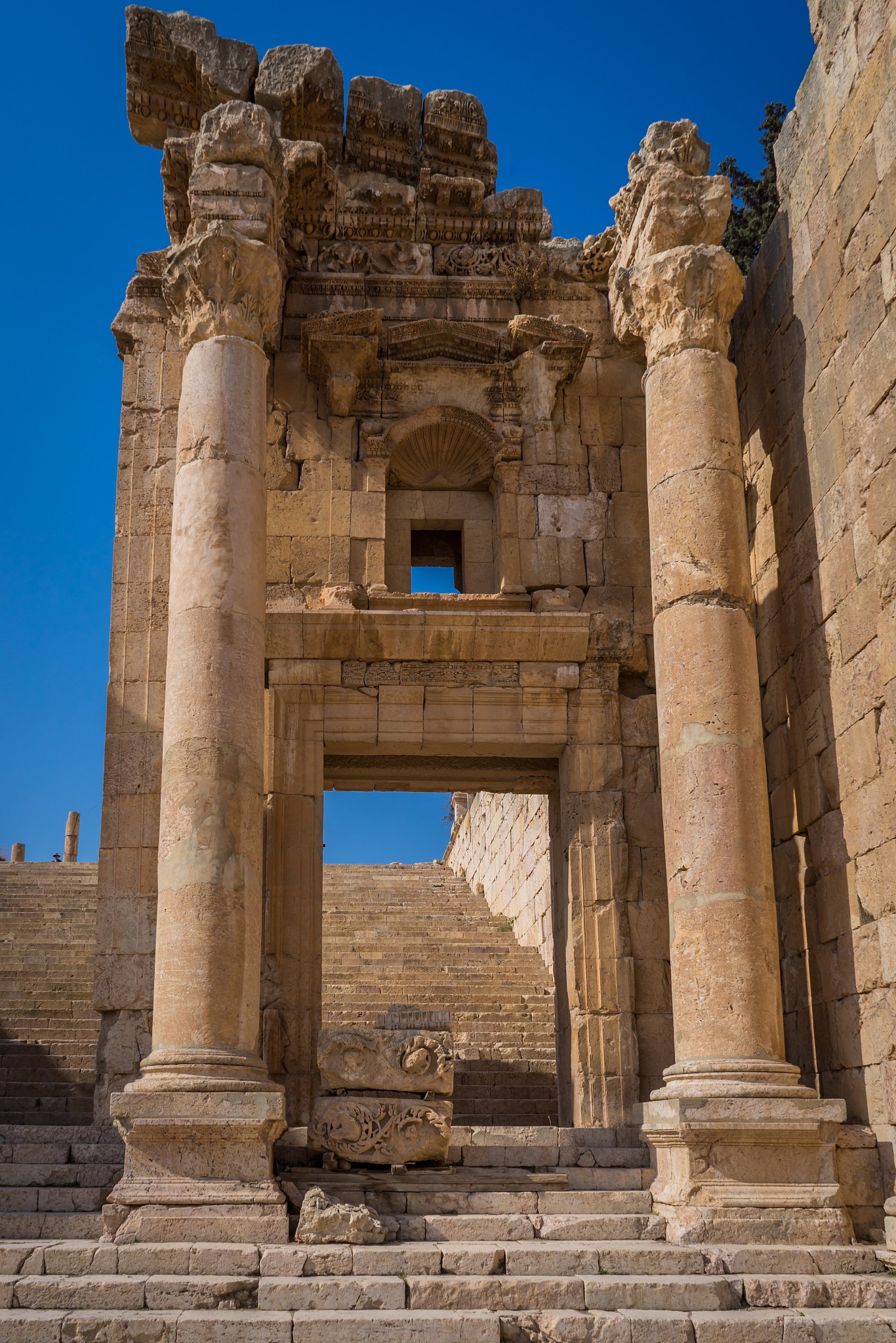 roman building ruins in jordan