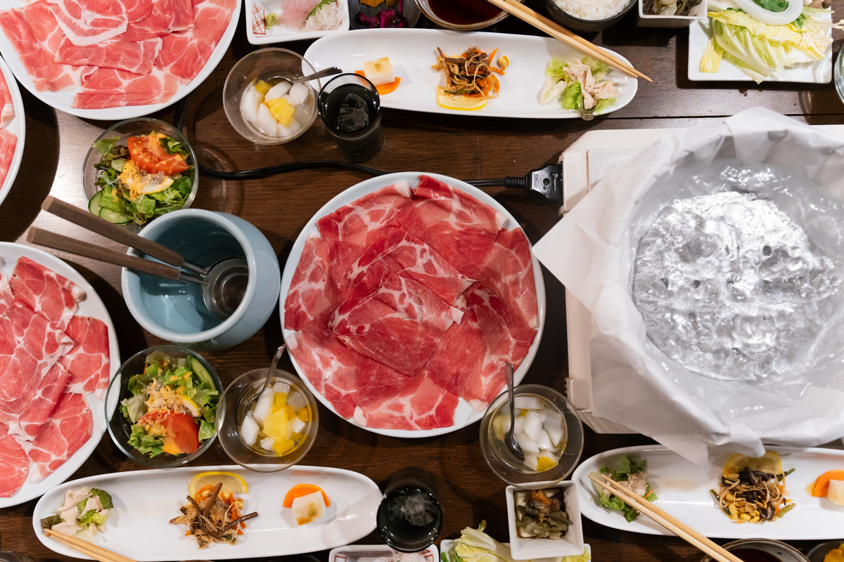 描述一个火锅并翻译成英文