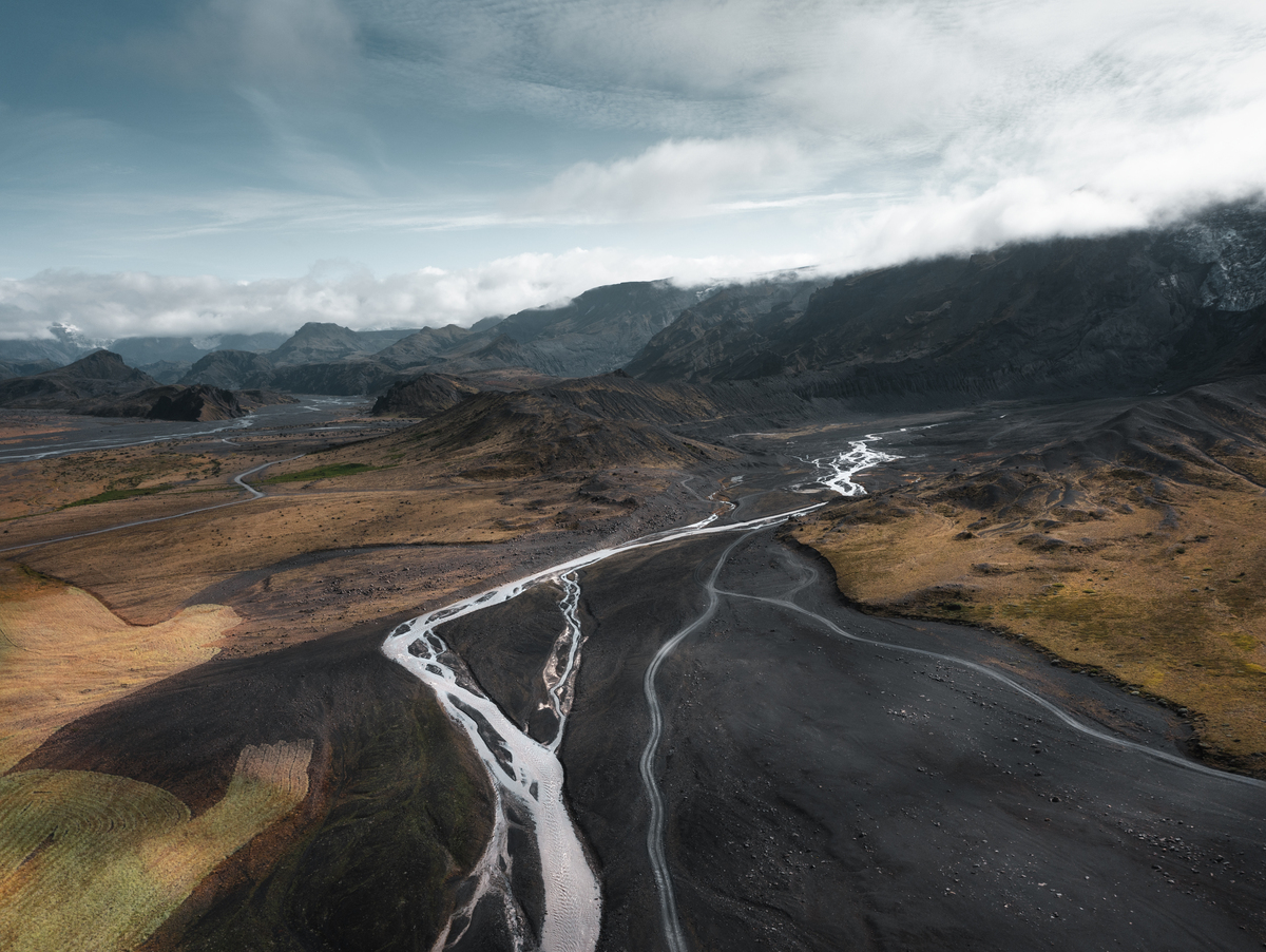 索斯莫克高地火山平原上的辫状河流