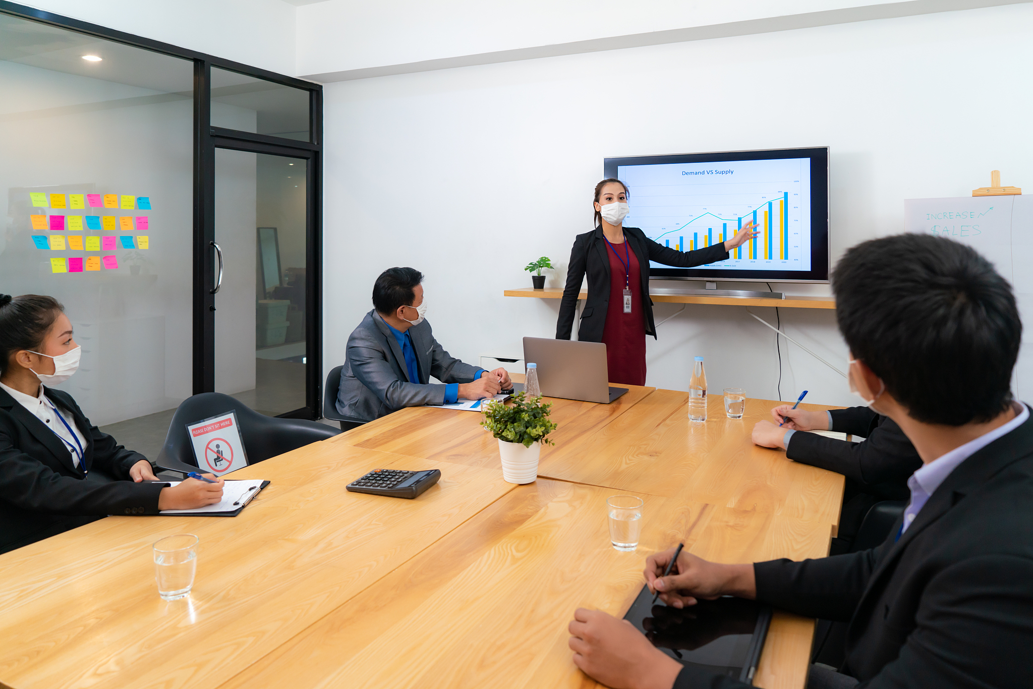 asian businesswoman wearing face mask with presentation of busin