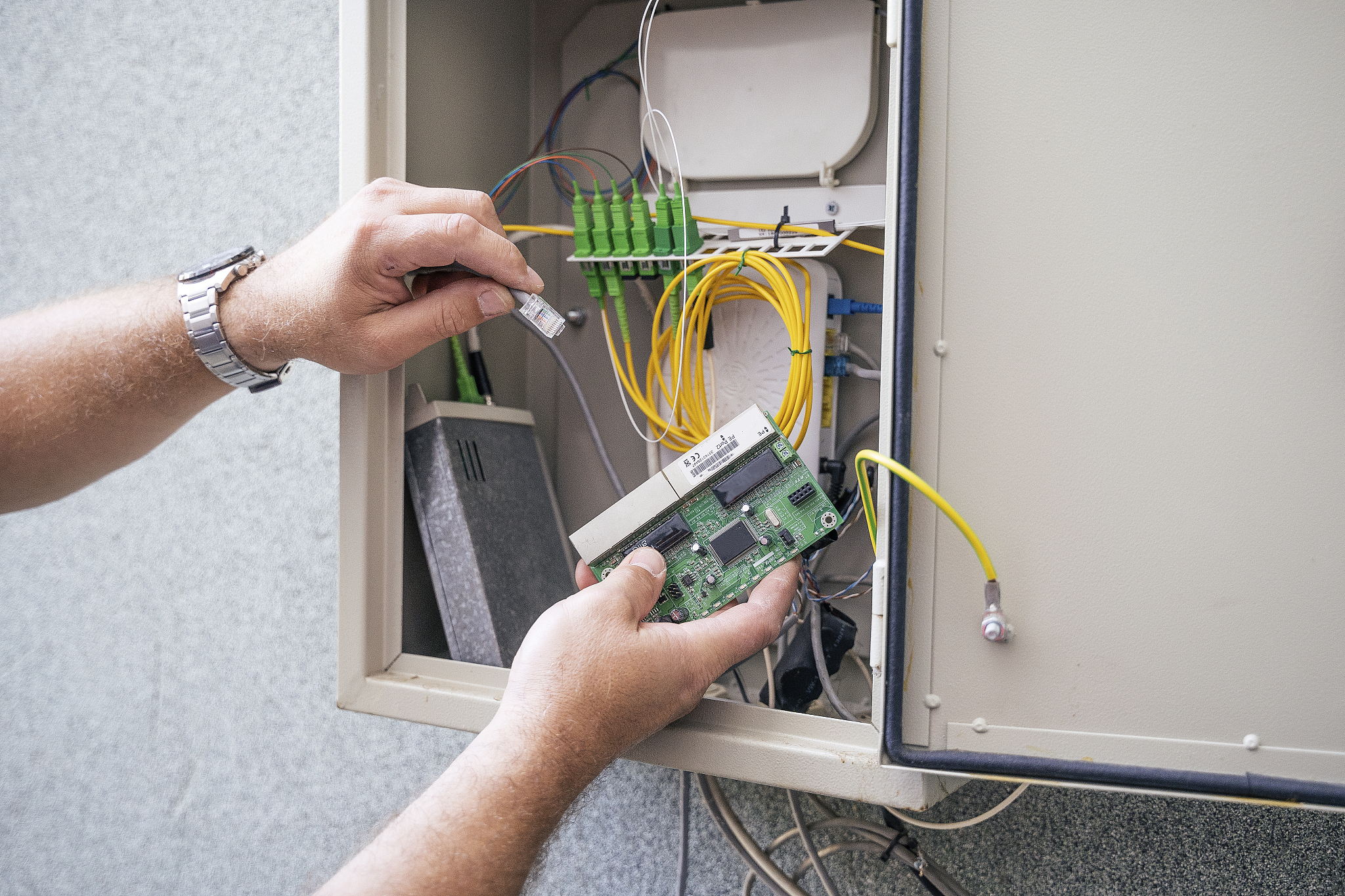 生成一个光学员工一周的工作日志