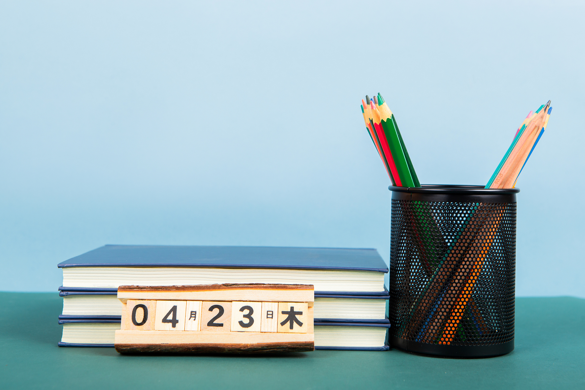 本月作文主题：4月23日是世界读书日写下你和书之间的故事。题目自拟严禁抄袭字数不少于800字。
