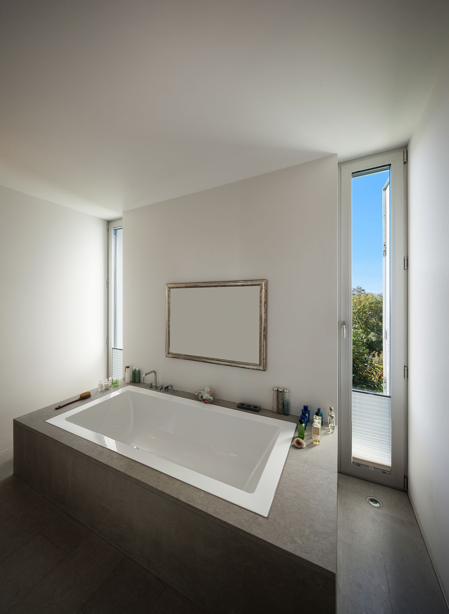 1MODERN LUXURY DESIGN：The modern design of oval shape white free standing tub combining luxuryelegance and fashion creates a unique bathing space for you With excellent heat retention as well as high