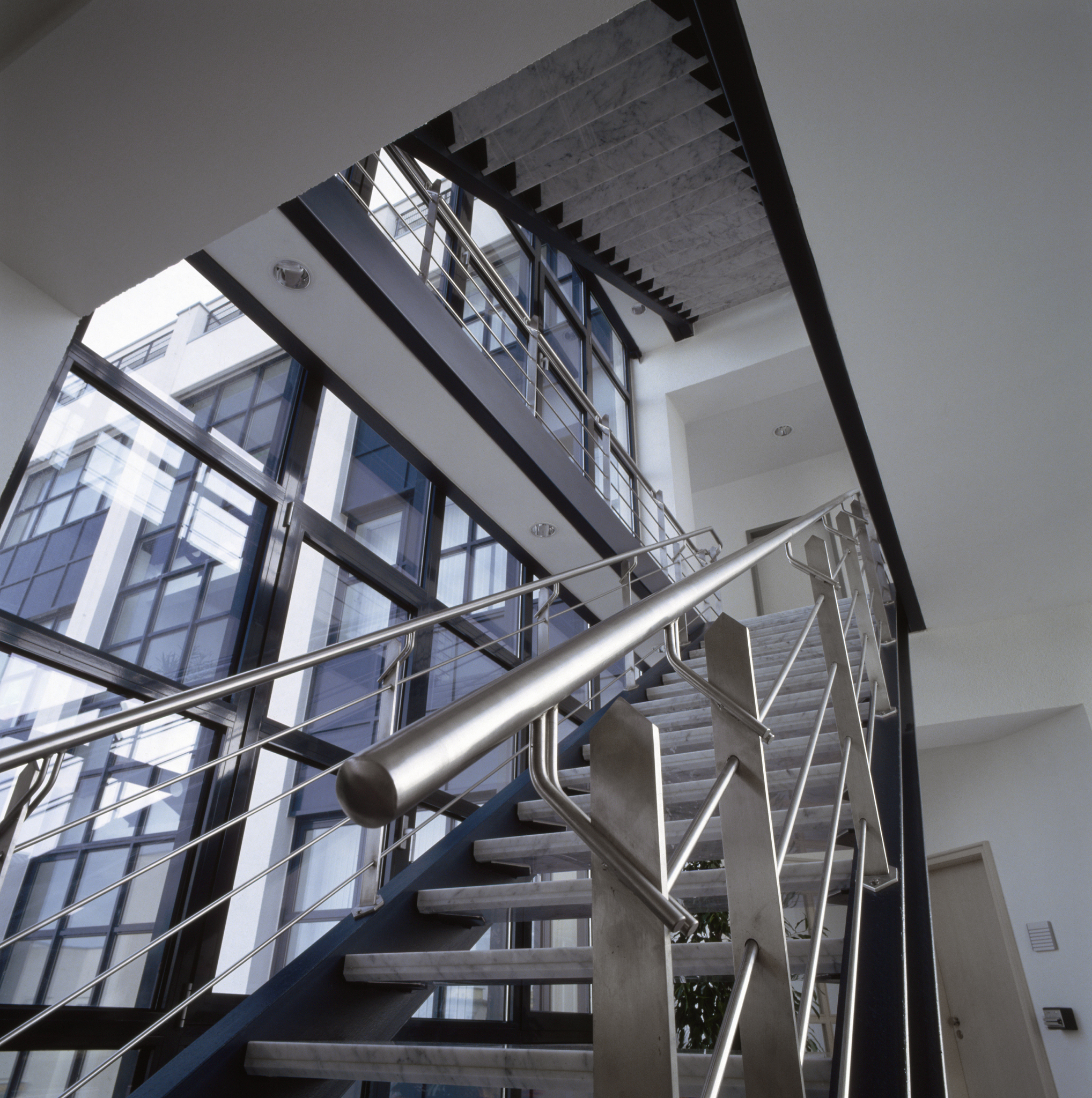 主要楼梯的梯段净宽一般不小于1650mm.住宅共用楼梯的梯段净宽不应小于1100mm。改写这段话查重率低于20%