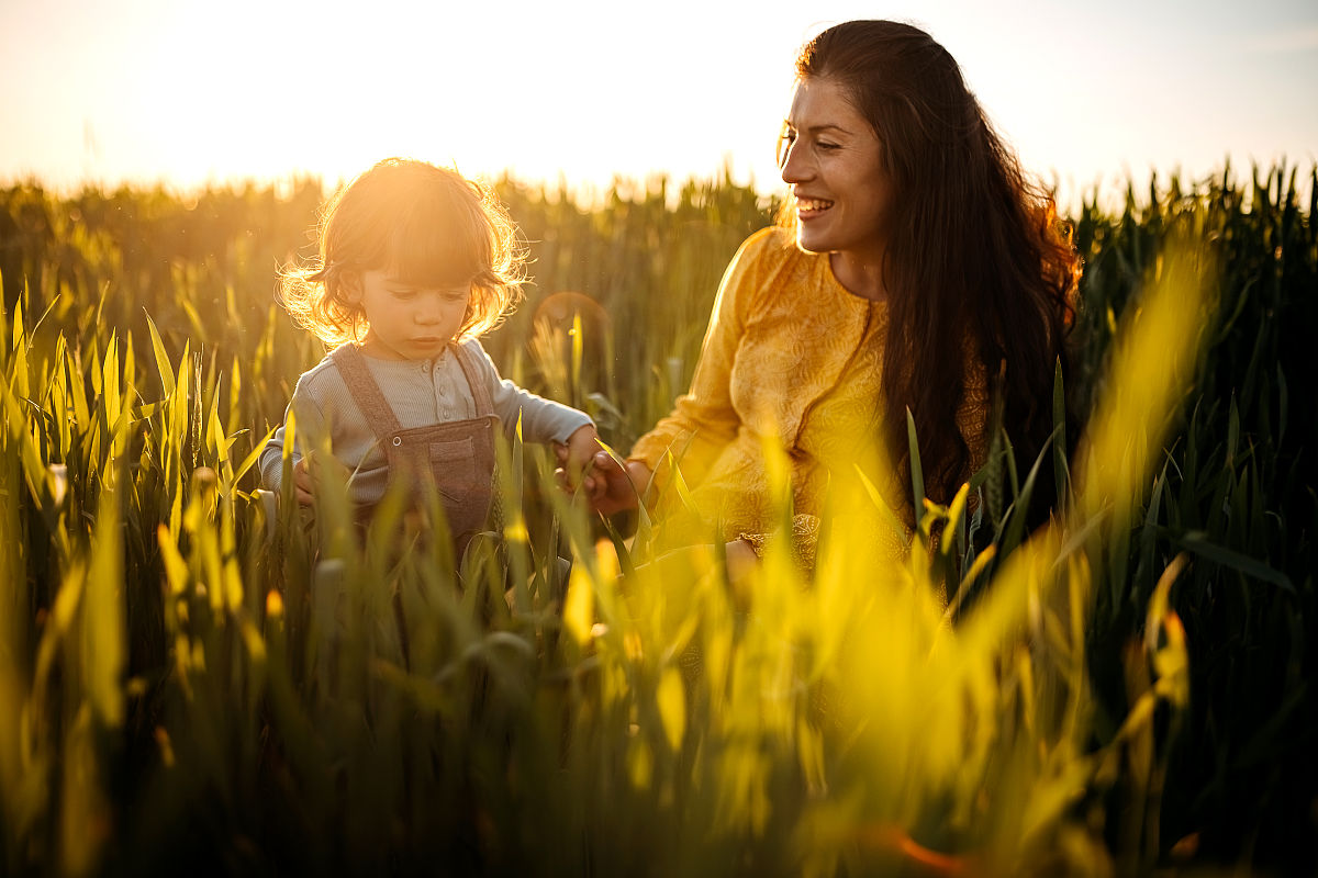 以我爱我的祖国为题写一篇作文并随机分为几个段落每个段落需要一个小标题不使用除h2和p标签以外的标签并且必须返回这篇作文的关键词