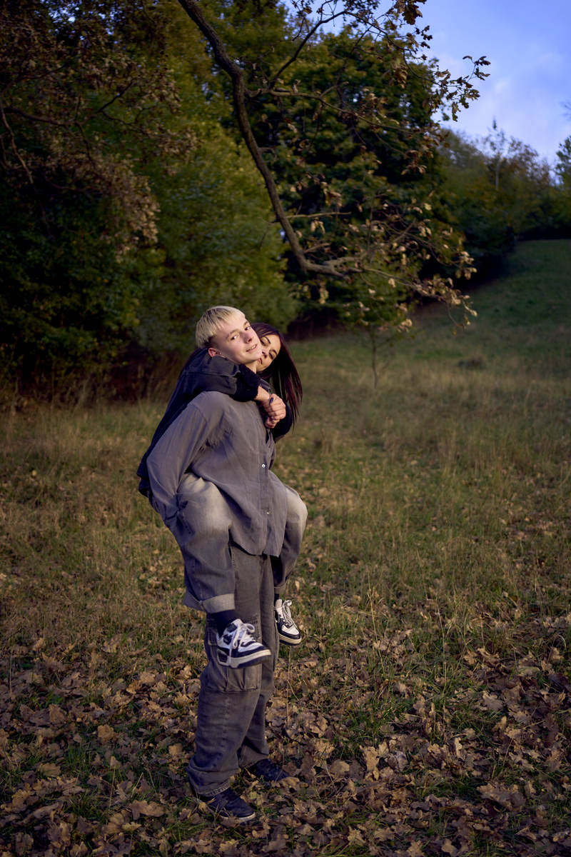 青梅竹马与妹妹爱上六旬老头，男主痛哭：爱情真的可以跨越年龄吗？