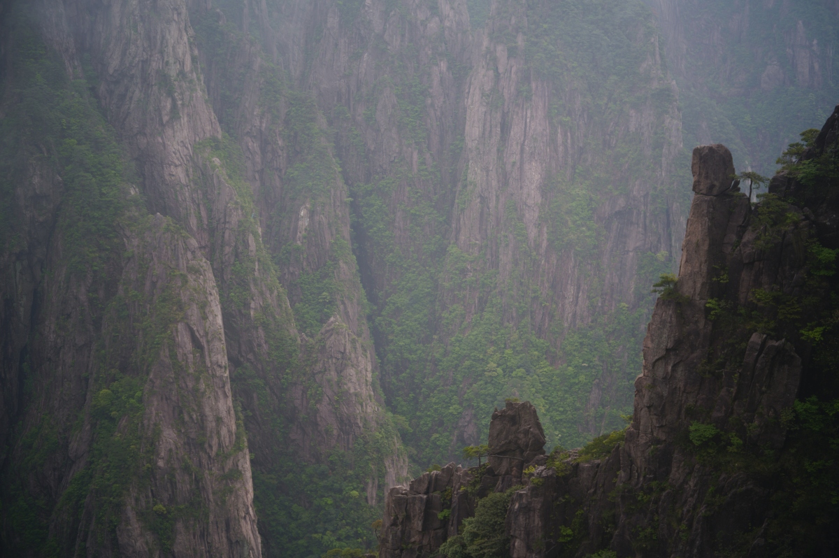 万壑千岩：形容险峻山势的壮丽景象