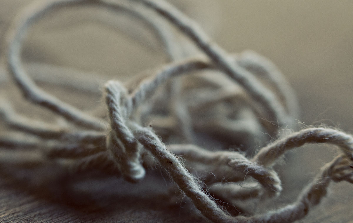 拆分长字符串：将一首诗的中的每一句话分别取出来日照香炉生紫烟遥看瀑布挂前川。飞流直下三千尺疑是银河落九。